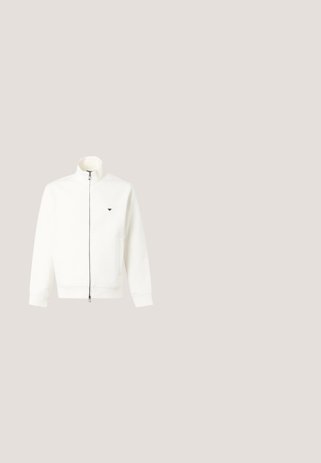 Veste blanche zippée avec col montant, manches longues, poches latérales et petit logo noir sur la poitrine gauche.; Veste matelassée noire sans manches avec col montant, fermeture éclair avant, deux poches latérales zippées et logo discret sur la poitrine sur fond uni.; T-shirt bordeaux à manches courtes et col rond avec un logo aigle Armani en relief centré sur la poitrine.; Jean large en denim foncé à taille haute, avec surpiqûres contrastantes, fermeture à bouton et deux poches avant. Texture lisse, coupe droite.; Baskets en cuir noir avec surface texturée, semelle en caoutchouc blanche, et accent en tissu à motif au niveau du talon. Design lacé avec un minimum de branding.; Sac messager noir avec motif géométrique embossé, matériel en métal argenté, fermeture zippée et bandoulière réglable. Fabriqué en matériau synthétique texturé.