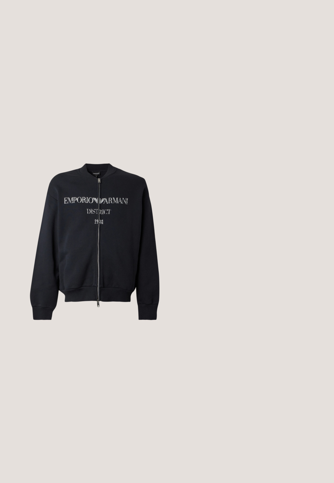 Μαύρο bomber jacket με φερμουάρ, με ριμπ μανσέτες και τελείωμα, με φθαρμένο λευκό κείμενο και λογότυπο Emporio Armani District 1981 στο μπροστινό μέρος.; Λευκό αμάνικο, καπιτονέ γιλέκο με όρθιο γιακά, μαύρο περίγραμμα στις μασχάλες και το τελείωμα, εμπρόσθιο φερμουάρ και μικρό λογότυπο EA7 στο στήθος.; Λευκό βαμβακερό μπλουζάκι με έντονη χρυσή εκτύπωση "VERSACE JEANS COUTURE" στο μπροστινό μέρος. Στρογγυλή λαιμόκοψη και κοντά μανίκια.; Μπλε τζιν παντελόνι με ίσια πόδια, κούμπωμα μπροστά με κουμπί και φερμουάρ, και ορατά πορτοκαλί ραφές στις τσέπες και στα ραφές.; Μαύρο δερμάτινο αθλητικό παπούτσι με λεία φινίρισμα, στρογγυλή μύτη, κορδόνια μπροστά, μαξιλαράκι στον αστράγαλο και υφή στις πλευρές. Διακριτική λεπτομέρεια με λογότυπο ορατή.; Μαύρη υφασμάτινη τσάντα χιαστί με ανάγλυφο γεωμετρικό σχέδιο και ρυθμιζόμενο λουρί που φέρει το λογότυπο της μάρκας.