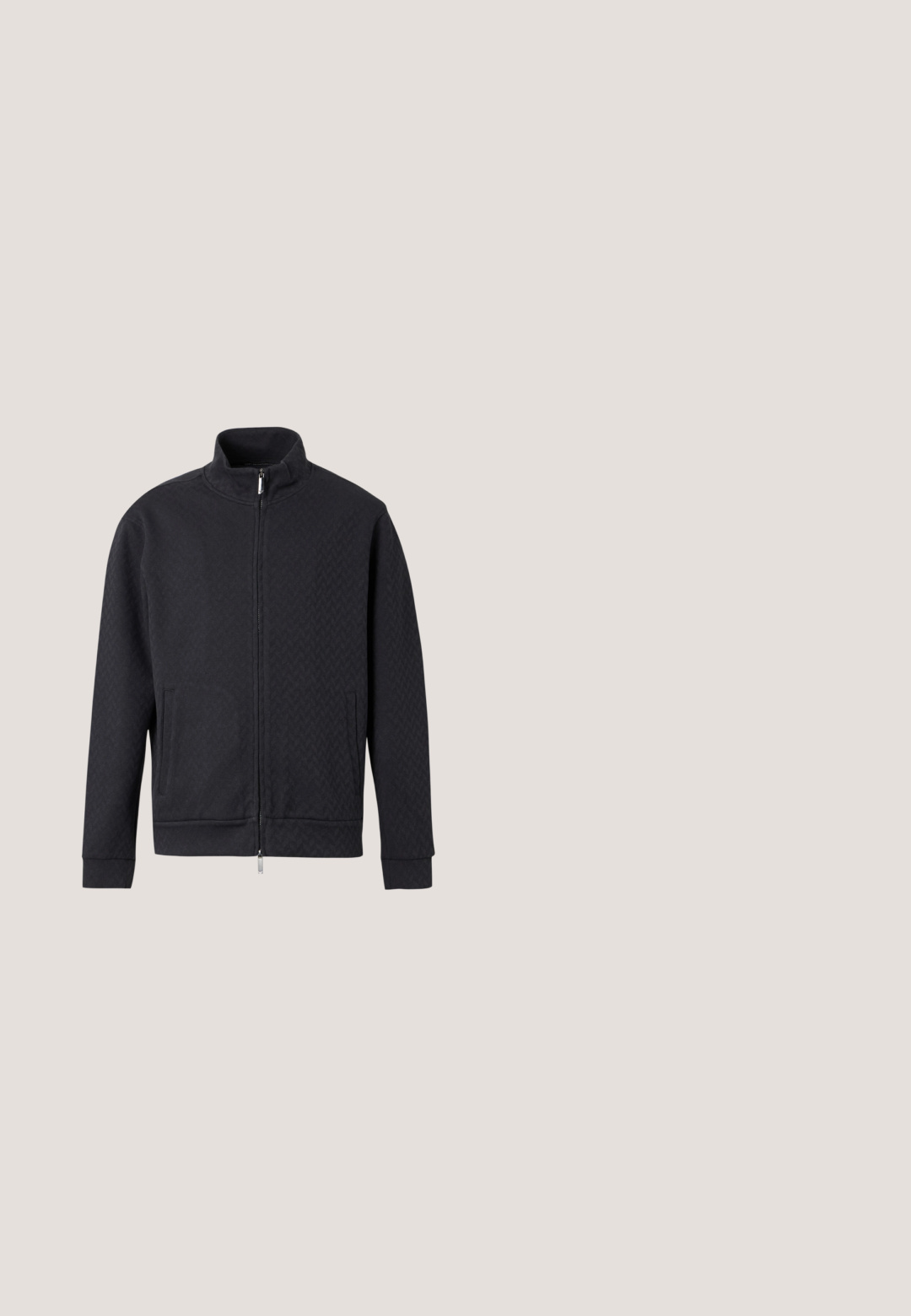 Veste noire à zip intégral avec motif chevron subtil, col montant, manches longues et deux poches latérales sur fond uni clair.; Veste matelassée blanche sans manches avec col montant, bordure noire aux emmanchures et à l'ourlet, fermeture éclair à l'avant et petit logo EA7 sur la poitrine.; T-shirt en coton gris à manches courtes, avec un logo graphique en noir et gris foncé sur le devant. Col rond, coupe décontractée.; Pantalon de survêtement noir avec taille élastique et cordon, avec un petit patch logo EA7 rectangulaire sur la partie supérieure de la cuisse gauche.; Baskets basses blanches et beige avec un laçage à l'avant, semelle noire et marque "Armani Exchange" sur le côté et la semelle.; Sac banane en tissu noir avec fermeture éclair frontale et petite plaque métallique du logo au centre, présenté sur un fond uni.