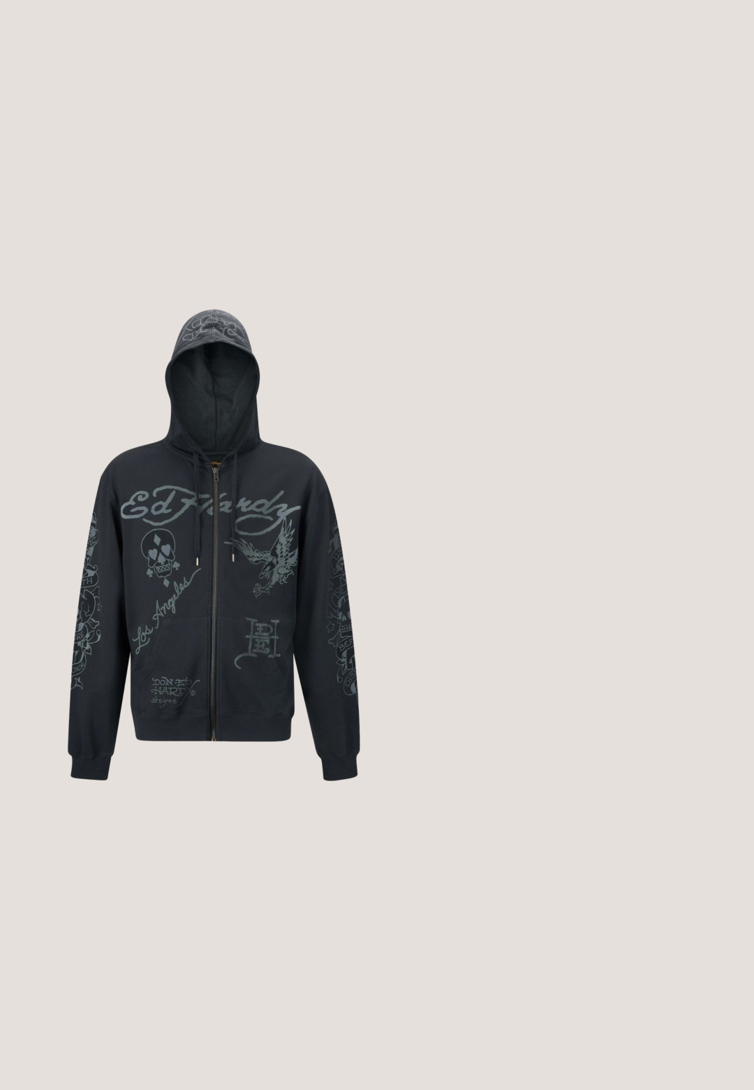 Sort zip-hoodie med grå grafikker, herunder et skelet, en ørn og et skriftlogo. Har hætte, forlommer og ribbede manchetter.; Oliven grøn bomulds T-shirt med rund hals, korte ærmer og et frontgrafik af et kranium, flammer og stjerner i livlige farver.; Kamuflerede cargo shorts i nuancer af grøn og brun, med flere sidelommer, justerbare taljebånd og et struktureret stof.; Sort vandrestøvle lavet af læder og mesh, med polstret krave, snørebånd foran, gummisål med godt greb og prægede logo.; Sports solbriller med sort stel, store grå linser og wraparound-design. Har en fremtrædende næsebro og teksturerede arme.; Sølvkæde med tre vedhæng: en grå perle, en rund skive med indgraveret logo og et vedhæng i form af en gren.