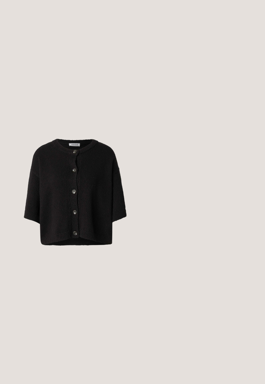 Zwarte korte mouwen trui van gestructureerde stof, met een ronde halslijn en zes knoopsluitingen aan de voorkant.; Witte korte mouw t-shirt met zwarte horizontale strepen en een kleine rode hartomtrek op de linkerborst.; Zwarte denim shorts met een hoge taille, vijf-pocket ontwerp en metalen knoopsluiting. De stof heeft een gladde textuur met subtiele vervaging.; Zwarte lakleren damesschoen met slingback, spits toelopende neus, blokhak en drie kleine gouden gespen.; Zwarte oversized cat-eye zonnebril met donkere glazen en dunne pootjes, Polaroid-logo in het goud op de tempels tegen een witte achtergrond.; Zwarte leren handtas in halve maanvorm met gouden studs, ritssluiting, verstelbare zijriem en geknoopte schouderband.