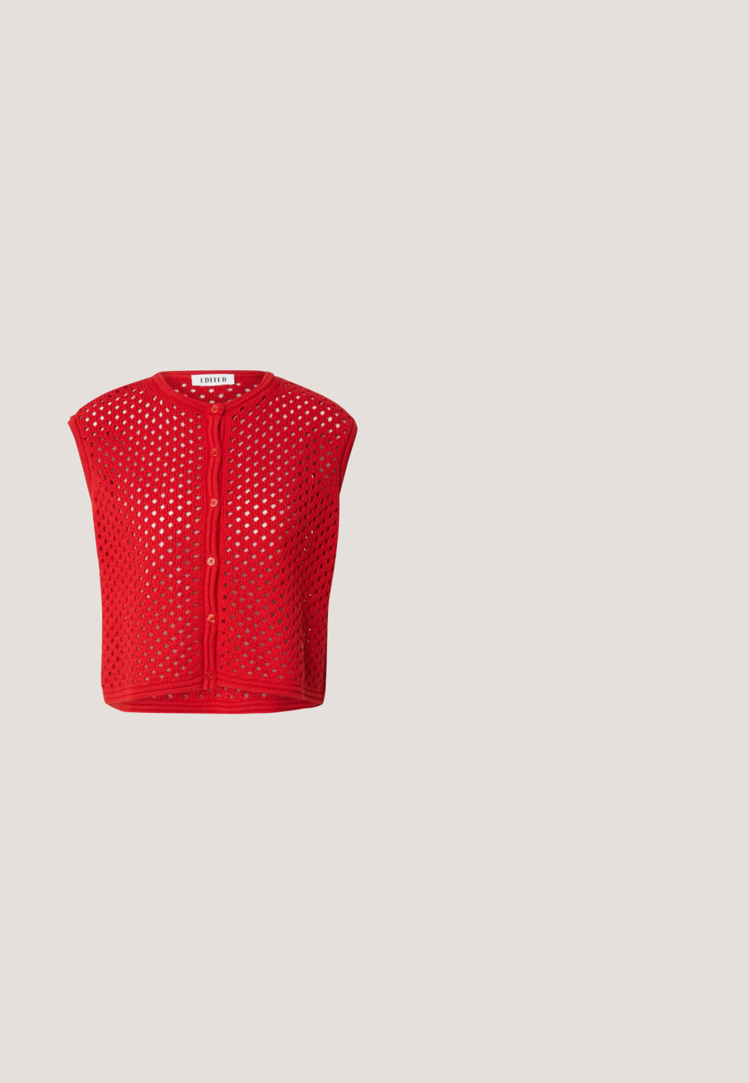 Cardigan tricoté rouge à manches courtes avec un design texturé en ouvertures et un col rond. Doté d'une fermeture à boutons sur le devant et d'un ourlet arrondi.; Top en maille côtelée rouge rouille à manches courtes avec bordure blanche festonnée au niveau de l'encolure et des ourlets des manches, col rond.; Shorts rouges en tissu texturé avec des rayures verticales blanches et un motif festonné. Taille élastique et coupe ample.; Ballerine plate en cuir tressé rouge avec un petit nœud sur le bout et une semelle plate beige sur un fond uni.; Petit sac à main rectangulaire rouge tissé avec une poignée supérieure et une bandoulière en cuir marron réglable, texte brodé sur le panneau avant.; Bracelet fin ouvert en or avec une tête de lapin à une extrémité et une fraise rouge à l'autre.