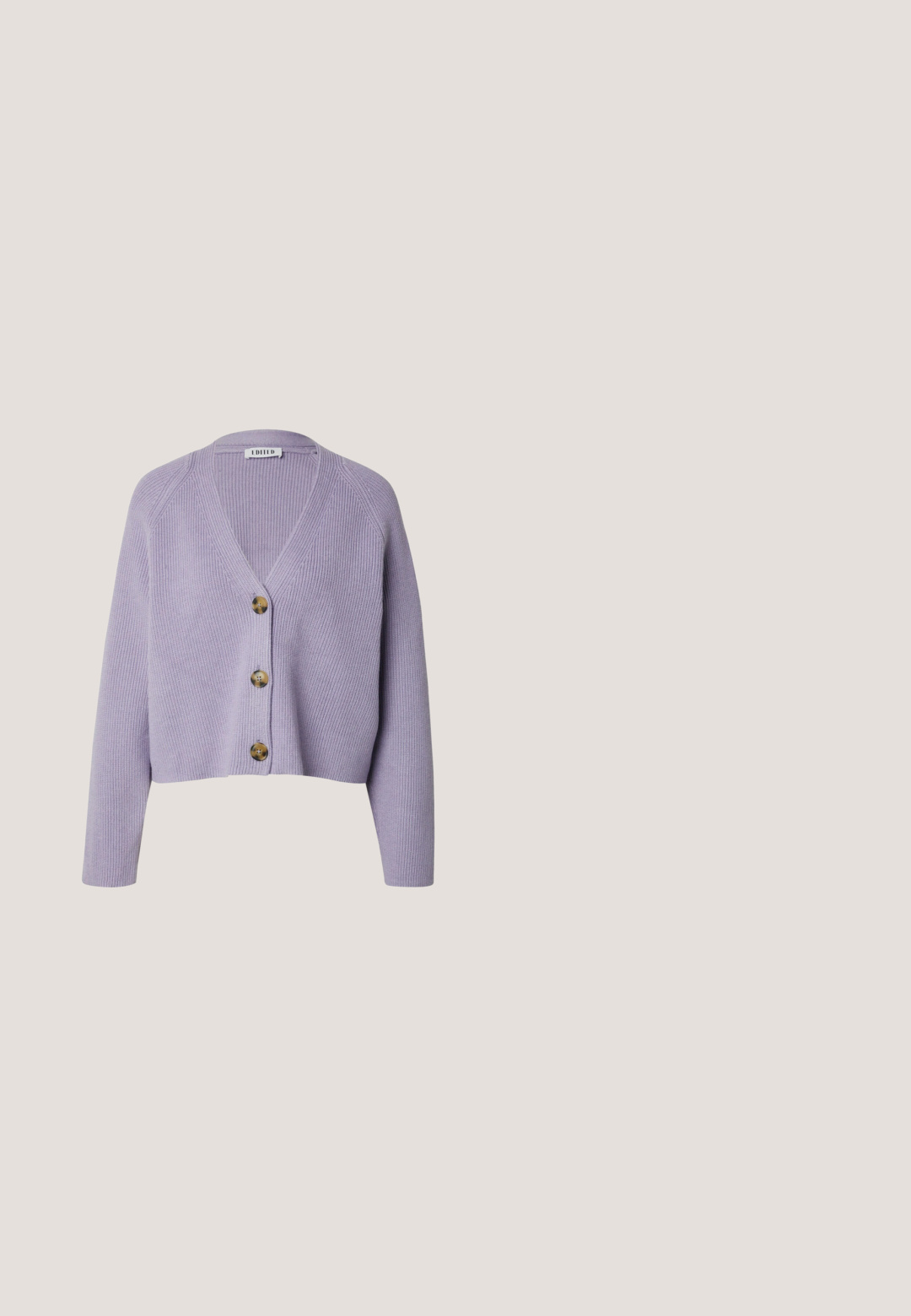 Gilet lilas à côtes avec un col en V, comportant quatre boutons marron sur le devant et des manches longues. Texture en tricot douce et design court.; Débardeur lilas sans manches côtelé avec encolure ronde et coupe ajustée, taille petite, présenté sur fond blanc.; Pantalons taillés gris clair à coupe droite, présentant une texture lisse et des poches latérales, conçus avec une esthétique moderne et épurée.; Nine West SNEAKER ASDER 4FX - Baskets basses - lilac; Sac bandoulière rectangulaire lilas avec sangle réglable, poche avant, logo Valentino et ferrures dorées.; Bracelet en corde tressée lilas avec embouts en métal doré, petit pendentif cube doré gravé de la lettre A, et un minuscule pendentif en perle blanche.