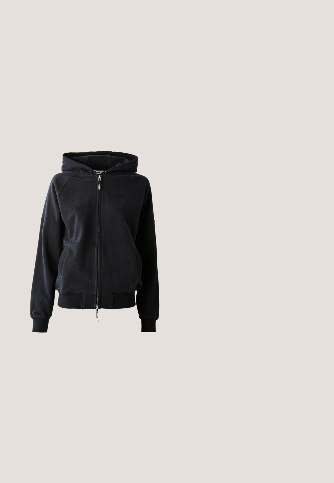 Schwarze Zip-Hoodie aus weichem Material mit Kapuze und Kordelzug, gerippten Bündchen und Saum, einem Logo auf der Brust und zwei Fronttaschen.; Schwarzes Adidas Sport-T-Shirt mit kurzen Ärmeln, weißen Streifen an den Schultern und silbernen gewölbten Akzenten an den Seiten.; Schwarze sportliche Jogginghosen mit elastischem Bund, seitlichen Reißverschlusstaschen, weißen Streifen an den unteren Beinen und einem kleinen weißen Logo an der Seite.; Schwarzer Sportschuh mit pinkfarbenen Streifen, segmentierter, gepolsterter Sohle und Schnürdesign auf hellem grauem Hintergrund.; Weiß rechteckige Tasche mit schwarzem Besatz und Griffen. Verfügt über einen goldenen Verschluss mit einem Logo und kontrastierenden Nähten an der Seite. Glatte Textur.; Paar glänzende silberne Creolen mit dünnen Drahtverschlüssen, dargestellt vor einem hellgrauen Hintergrund.