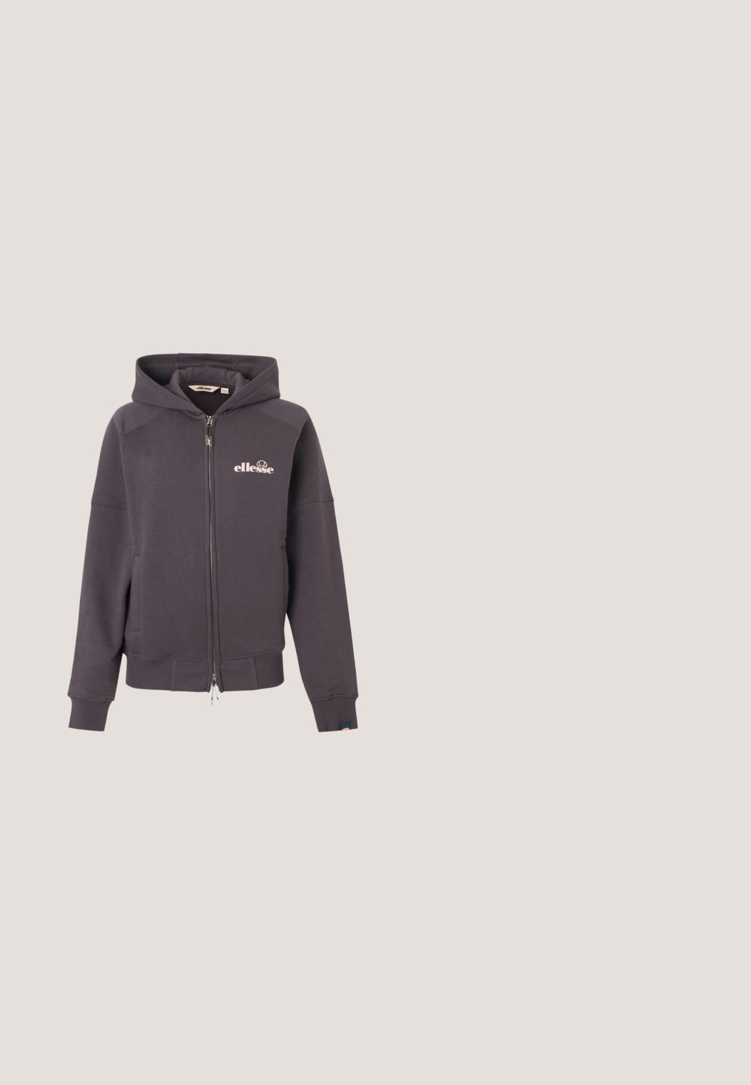 Tummanharmaa vetoketjullinen huppari, jossa on etutaskut ja pieni valkoinen ”ellesse”-logo vasemmassa rinnassa.; Laivastonsininen lyhythihainen paita, jossa on valkoisia vaakaraitoja ja pieni Tommy Hilfiger -logo rinnassa.; Mustat urheilushortsit, joissa on ribattu vyötärö ja sivusaumat, ruskeilla yksityiskohdilla, valmistettu kevyestä ja sileästä kankaasta.; Musta urheilukenkä, jossa on samettinen ja tekstiilitäytteinen yläosa, valkoiset yksityiskohdat, kuusi nauhakujaa ja kumipohja. Tyylikäs muotoilu, matala profiili.; Musta olkalaukku, jossa säädettävä hihna, vetoketjusuljin ja pieni hopeinen krokotiililogolla etu keskellä.; Kultakimalteiset nappikorvakorut, joissa on kaksi pisaranmuotoista kirkasta kiveä sekä kolme sileää, pyöreää metalliosaa. Kiillotettu pinta.