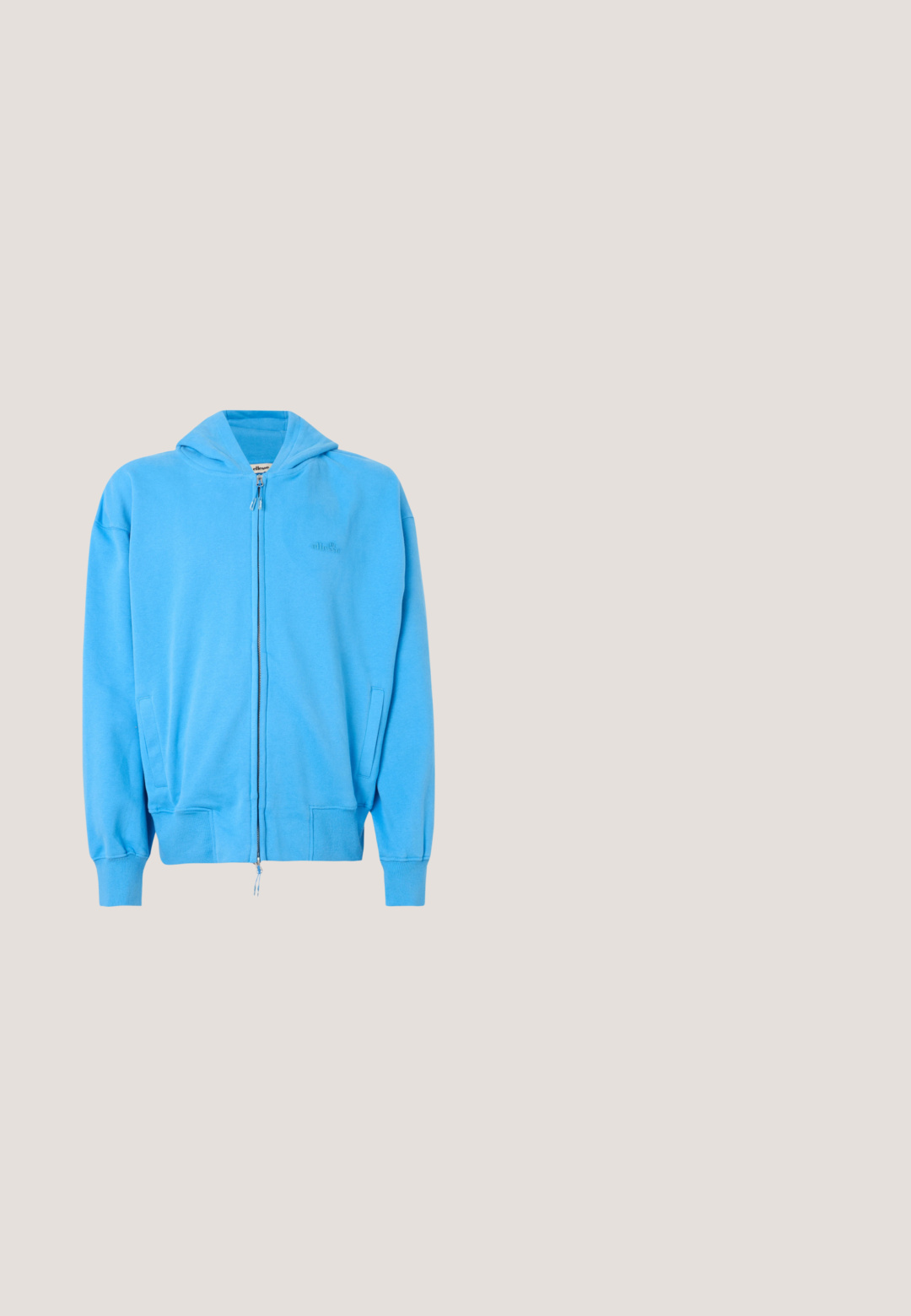 Haut zippé bleu vif avec capuche, poignets et ourlet en côtes, deux poches avant, et logo en relief subtil sur la poitrine.; T-shirt à manches courtes bleu clair avec un petit logo texte blanc sur le haut à gauche de la poitrine.; Pantalon taille élastique bleu clair avec jambes droites, posé à plat sur un fond blanc.; Baskets Calvin Klein grises et bleues avec détails en mesh et daim, flottant au-dessus d'un sol en béton poli près d'un mur en blocs de verre.; Sac banane Calvin Klein bleu clair avec logo blanc, sangle noire réglable et fermeture éclair sur fond uni.; Bracelet chaîne en métal argenté avec des maillons ovales et un fermoir rectangulaire gravé d'une lettre B stylisée sur un fond blanc.
