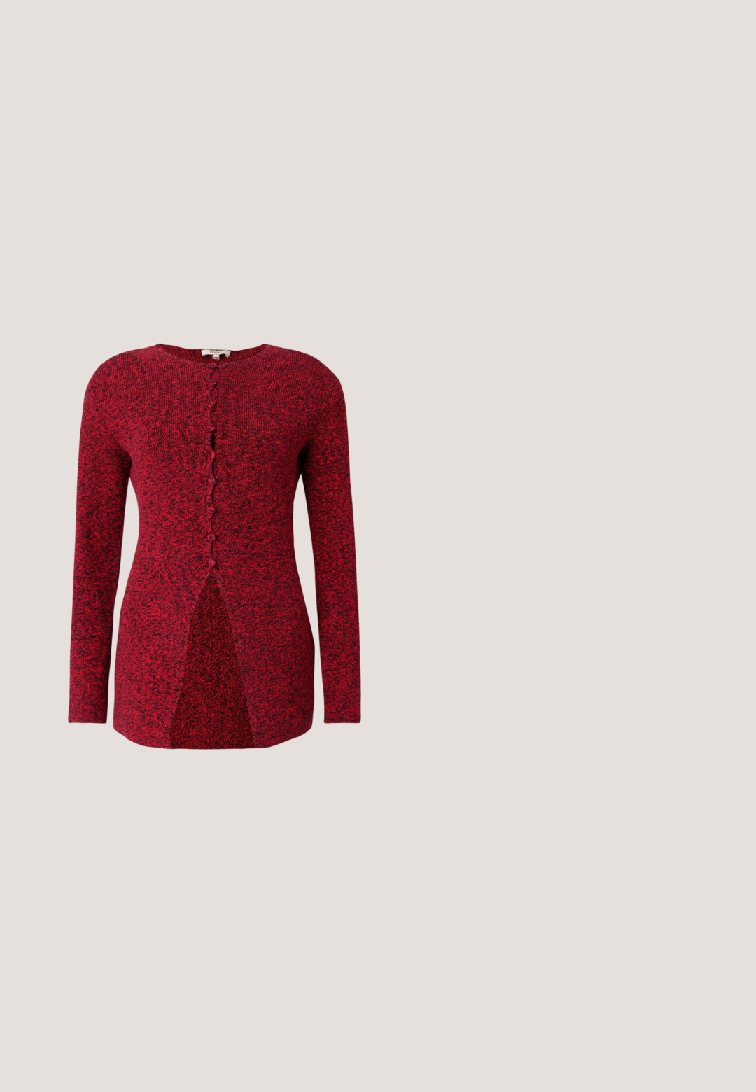 Pull rouge tricoté à manches longues, col rond, avec une patte de boutonnage ornée de boutons décoratifs et un motif texturé.; Haut licou bleu avec bretelles torsadées et détail anneau ovale argenté au niveau de l'encolure, en tissu lisse.; Jupe noire en tissu doux avec un détail à volants sur le côté gauche et une finition à volants en bas, créant une silhouette fluide.; Escarpin slingback en cuir verni noir avec bout pointu, bride à boucle réglable et talon haut et fin. Présente une découpe latérale ouverte.; Sac à main en cuir blanc avec une forme structurée, poignée supérieure, bandoulière amovible et fermeture à boucle argentée. Texture lisse, design minimaliste.; Boucles d'oreilles en argent en forme de créole avec des rangées en cascade de petits bijoux clairs scintillants suspendus en rangées décalées sur un fond blanc.