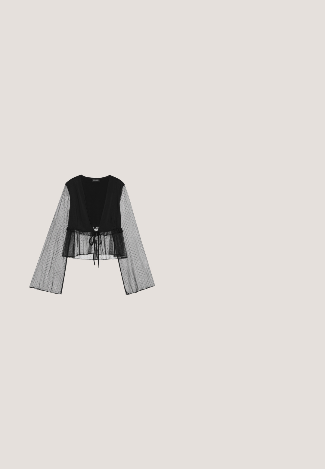 Zwarte cropped blouse met doorschijnende mouwen van polkadots en een striksluiting in de taille. Dit ontwerp heeft een V-hals en klokmouwen.; Zwarte geribbelde tanktop met één verstelbare band voorzien van metalen hardware. Eenvoudig ontwerp met een rechte halslijn en een gladde textuur.; Zwarte mini-jurk van zachte stof, met zij-ruche en strikjes aan de zoom. Glad materiaal met een aansluitende pasvorm.; Zwarte sandaal met hak met dunne bandjes versierd met heldere strass-steentjes en een lage kittenhak op een witte achtergrond.; Kleine handtas met zilverkleurig rasterpatroon, gebogen handvat, grote parel sluiting en een dunne zilveren kettingriem op een effen achtergrond.; Zilveren oorringen met drie gelaagde halve cirkelvormige banden, waarvan één versierd met kleine heldere kristallen op een lichte achtergrond.