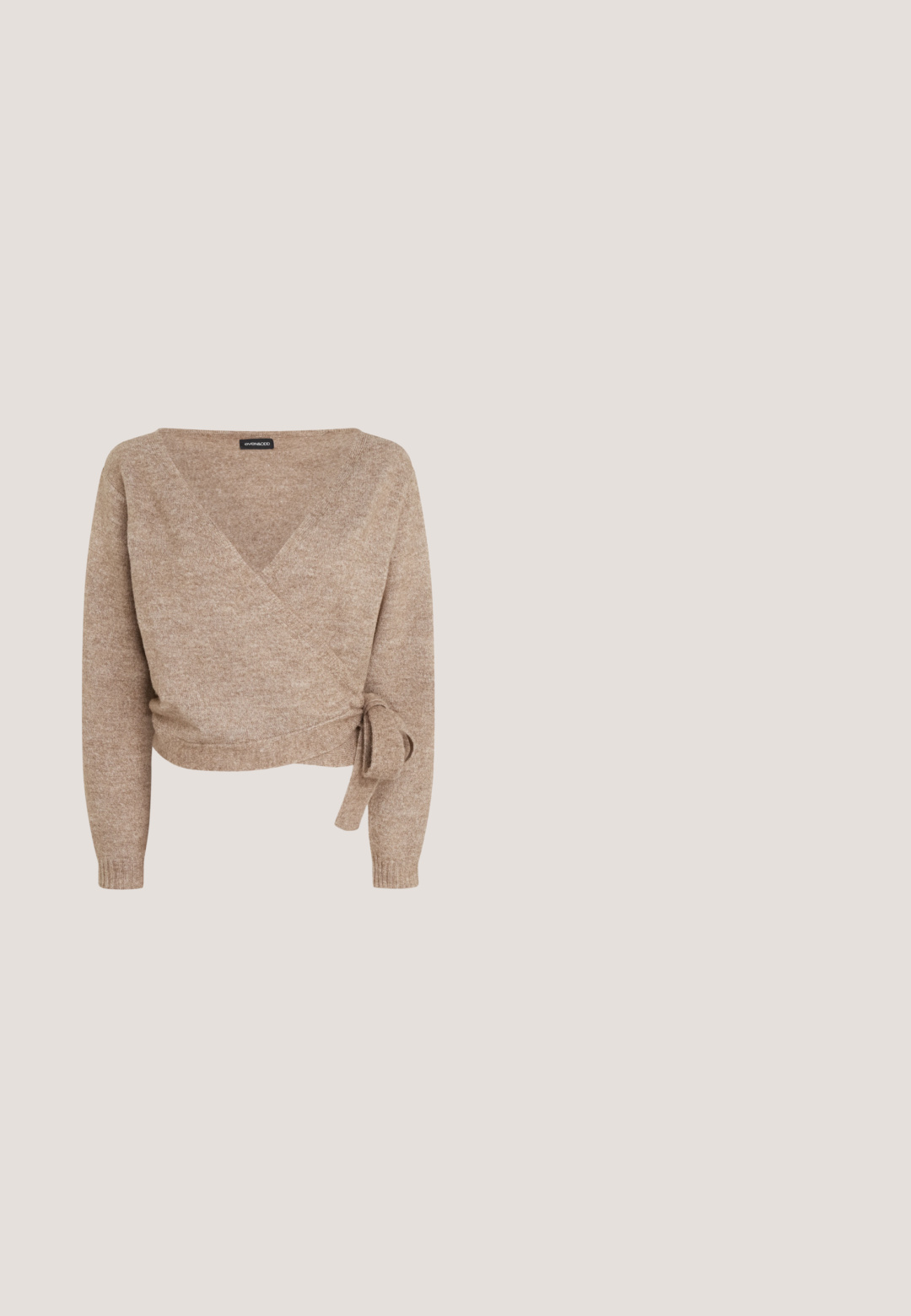 Suéter marrón de envoltura hecho de material suave, con un escote en V profundo, mangas largas y un detalle de lazo lateral para un ajuste seguro.; Camiseta blanca sin mangas con escote en V, delicado ribete de encaje en los tirantes y el dobladillo, y una textura suave y lisa. Tejido ligero.; Falda de tul en rosa suave con cinturilla de satén. Cuenta con tela transparente en capas y apliques florales tridimensionales por toda la prenda.; Bailarina de piel color marrón claro con punta redondeada, un pequeño lazo decorativo en la parte delantera y una suela de goma flexible para mayor comodidad.; Bolso de mano plisado blanco con un destacado detalle de lazo y una correa de cadena dorada. Textura suave con un diseño fruncido en la parte frontal.; Diadema de tela rosa con un detalle de lazo en la parte delantera. La diadema tiene una base flexible negra con un forro interior texturizado para mayor agarre.