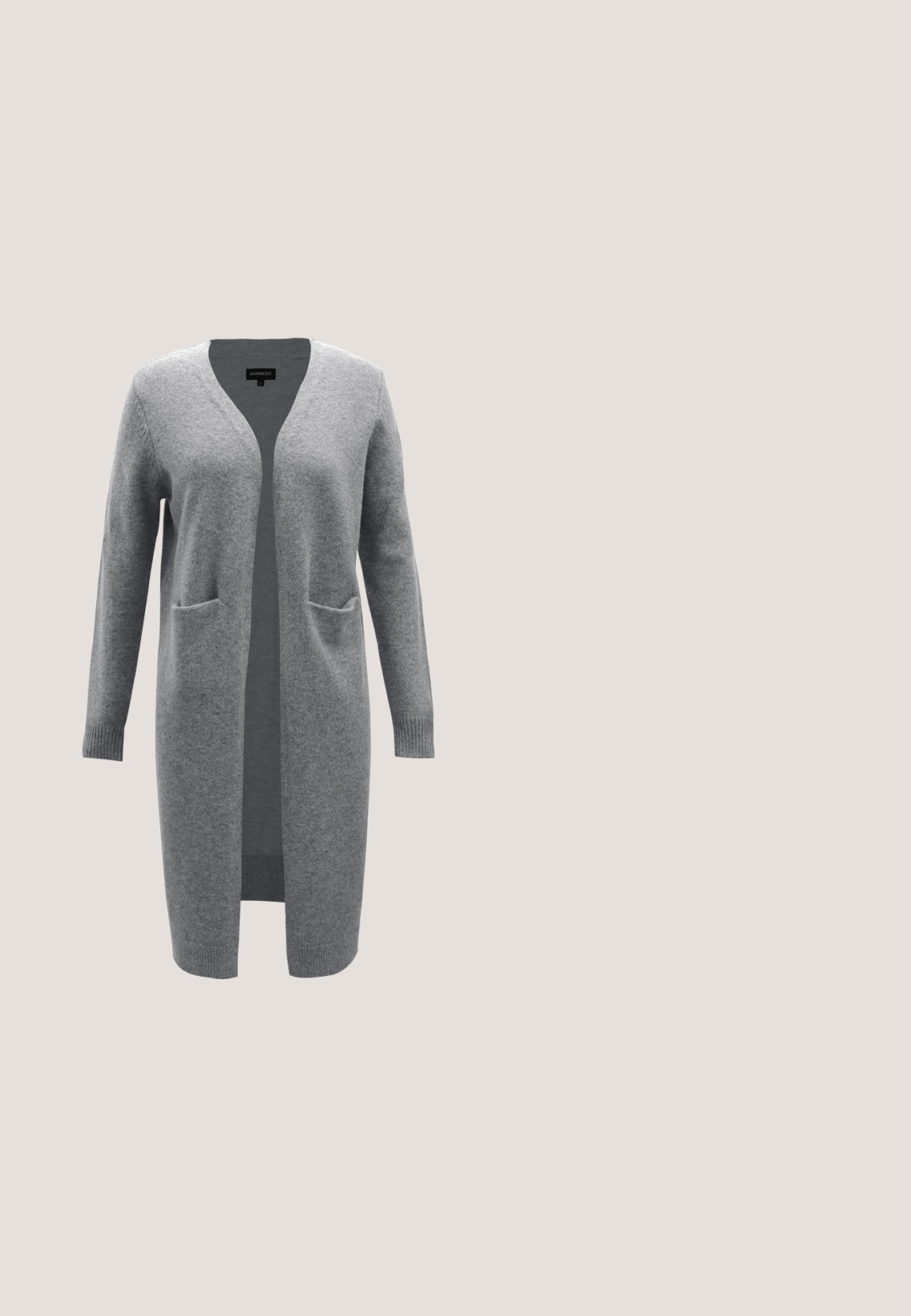 Grijze lange cardigan van zacht materiaal, met een v-hals, lange mouwen, open voorkant en twee voorzakken. Geribbelde gebreide manchetten en onderrand.; Witte blouse met een V-hals en zes knopen aan de voorkant. Heeft driekwart mouwen en een relaxte pasvorm. Zachte, gestructureerde stof.; Beige rechte broek met hoge taille, voorplooi, verborgen rits en riemlussen, afgebeeld op een effen lichte achtergrond.; Glanzende zwarte mule met open teen, een vierkante hak van gemiddelde hoogte en een gebogen riem over de voorkant op een witte achtergrond.; Zwart rechthoekige leren handtas met dubbele bovenhandgrepen en zilveren ritssluiting, geplaatst tegen een effen lichte achtergrond.; Zwarte leren riem met twee ronde zakken, vastgezet met zilveren drukknoopjes. Glad oppervlak, licht gebogen ontwerp.