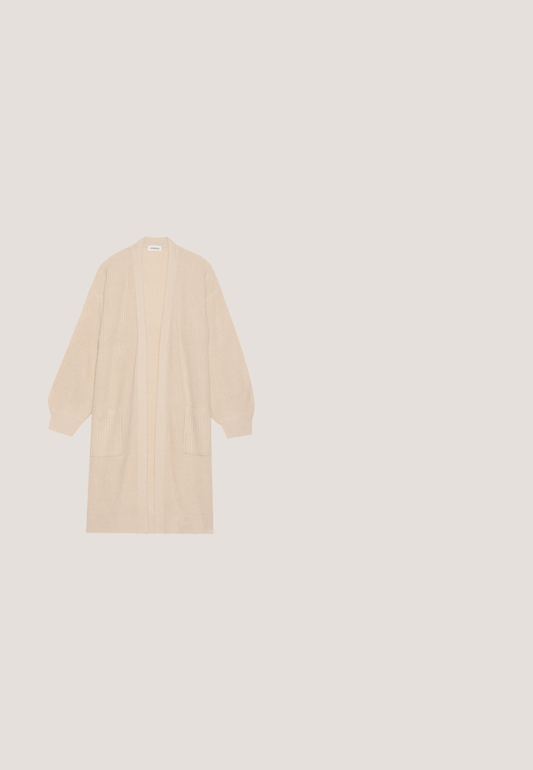 Lang beige strik cardigan med åben front, to frontlommer og ribbede manchetter og kant.; Lang hvid kjole med tynde stropper, prydet med et blomstermønster i brune nuancer. Den er lavet af glat stof, har en V-udskæring og en svungen silhuet.; Brune ruskind ankelstøvle med spids tå og stablet hæl. Glat tekstur med lynlås i siden til lukning. Klassisk design og form.; Tanfarvet læder skuldertaske med buet syning, der danner et blomsteragtigt mønster, og en rund, guldfarvet lås i midten på forsiden.; Guld dobbelt-streng halskæde med pastelfarvede perler og en enkelt hvid perle vedhæng, glat tekstur og metalkrog.; Sort læderbælte med tekstureret overflade og gylden rektangulær spænde, krøllet sammen på en hvid baggrund.