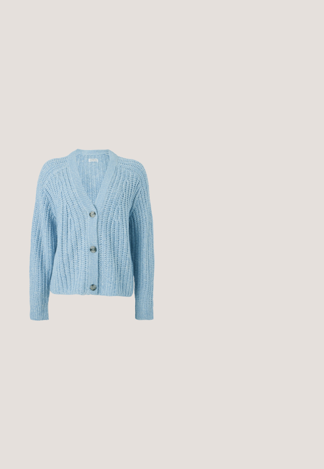 Cardigan bleu clair en maille avec col en V, manches longues, cinq boutons sur le devant, poignets et ourlet côtelés.; Haut noir à manches longues avec un décolleté en U, fabriqué en tissu doux et extensible. Présente une forme ajustée et une texture lisse. Étiquette de marque visible.; Pantalons larges gris en tissu texturé, avec une taille haute, des plis à l'avant et une coupe droite jusqu'à l'ourlet.; Chaussures slingback en cuir noir avec un bout pointu, un talon plat et une bride à la cheville ; portées avec un jean large bleu clair.; Sac fourre-tout noir avec un matériau texturé, deux longues anses et une pochette zippée amovible avec un détail de pompon. Logo de la marque en orvisible.; Boucle d'oreille en argent avec une finition polie, présentant de petits détails en or et de forme ronde, portée sur le lobe.