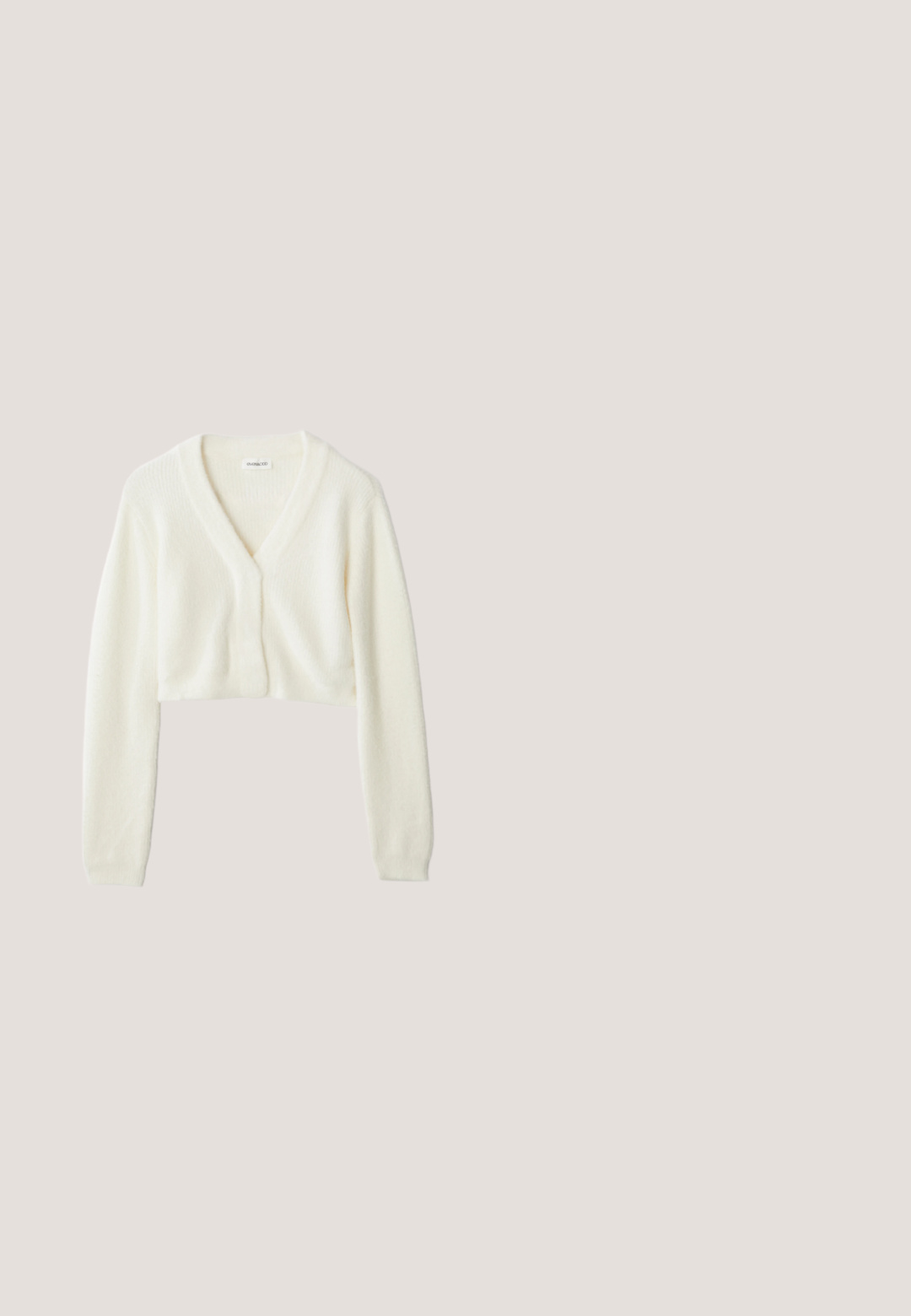 Gilet court en tissu blanc doux avec un décolleté en V, des manches longues et un détail texturé, doté d'une fermeture à boutons à l'avant.; T-shirt rose clair cropped avec des motifs brodés colorés, incluant une fleur, un soleil, un coquillage et des formes abstraites sur le devant et les épaules.; Pantalon à jambes larges en tissu léger avec un motif à carreaux rouges et blancs. Doté d'une taille élastique pour plus de confort.; Baskets en daim rose et crème avec un profil bas, une surface texturée, des coutures décoratives et une semelle en caoutchouc marron. Dotées d'un laçage classique.; Sac cabas rose avec des motifs floraux et papillons, avec le texte rouge en cursive "Cath Kidston" et deux formes de cœur en dessous.; Collier chaîne en or délicat avec de petites perles cylindriques roses espacées uniformément et un fermoir extensible en forme d’étoile en or.