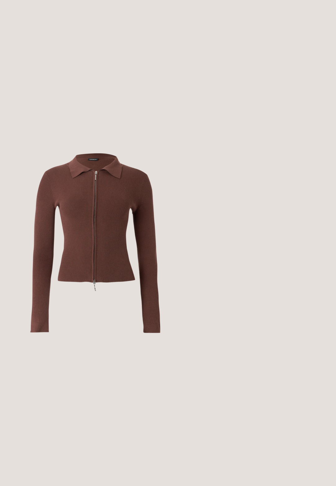 Cardigan marron en tricot côtelé à manches longues avec col et fermeture éclair avant, présenté sur fond uni.; Top noir sans manches à col halter avec des clous argentés le long de l'encolure et un devant drapé.; Pantalon en dentelle marron avec partie haute de la cuisse opaque et jambes en dentelle transparente, coupe droite et taille élastique.; Escarpin en cuir verni noir à talon aiguille, à bout pointu, avec une sangle élastique double pour un maintien sécurisé. Surface lisse et brillante.; Petit sac à main noir brillant avec deux longues anses et des détails à cordon sur les côtés sur un fond clair uni.; Paire de boucles d'oreilles créoles argentées brillantes avec fermoirs en fil fin, présentée sur un fond gris clair.