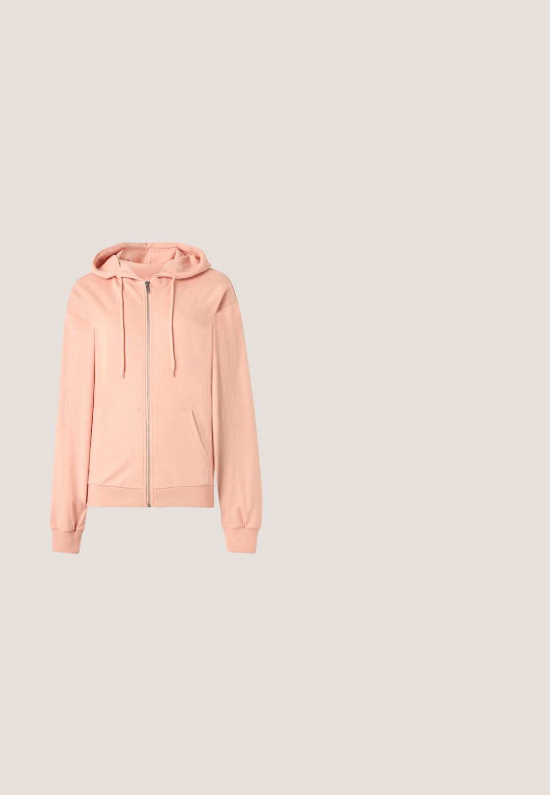 Sweat à capuche rose clair avec fermeture éclair, poches avant, capuche à cordon de serrage, poignets et ourlet côtelés, présenté sur un fond blanc.; T-shirt en coton rose avec des manches courtes, col rond et un petit logo blanc sur la poitrine. Texture lisse et design décontracté.; Pantalons de pyjama rose clair en tissu texturé avec une coupe ample, dotés d'une taille élastique et d'un cordon de serrage pour un ajustement facilité.; Baskets basses rose et blanches avec texture en mesh et daim, lacets blancs et semelle en caoutchouc marron sur un fond neutre.; Sac fourre-tout en toile rose avec deux anses et un scrunchie en tissu rose attaché en forme de feuille sur fond blanc.; Boucles d'oreilles anneaux en argent incrustées de cristaux facettés clairs, avec attaches à tige et embouts transparents sur fond blanc.