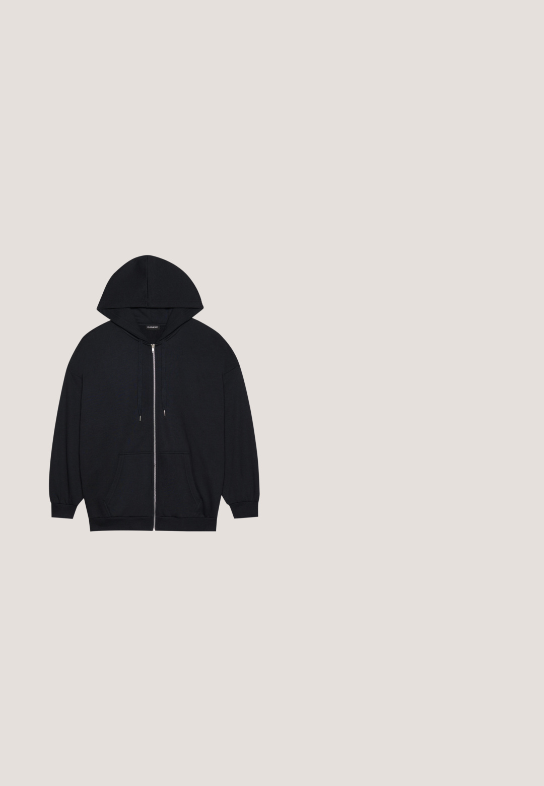 Haut zippé noir avec une grande capuche, des manches longues et deux poches avant. Fabriqué en tissu doux avec une texture lisse.; T-shirt blanc uni à manches courtes avec col rond, ourlet droit et petite étiquette de marque visible à l'intérieur du col.; Shorts de cyclisme noirs avec un design ajusté, une taille élastique et une texture lisse. La longueur tombe au-dessus du genou. Pas de motifs ou d'embellissements visibles.; Baskets en cuir noir avec boîte à orteils perforée, lacets plats et semelle en caoutchouc. Présente un petit logo sur le côté et des détails texturés.; Lunettes noires angulaires avec des verres gris ; fabriquées en plastique, avec des branches épaisses à la surface lisse et sans matériel visible.; Sac à main noir en matériau brillant, équipé de deux poignées, d'une bandoulière amovible, d'une poche avant zippée et d'accents en métal argenté.