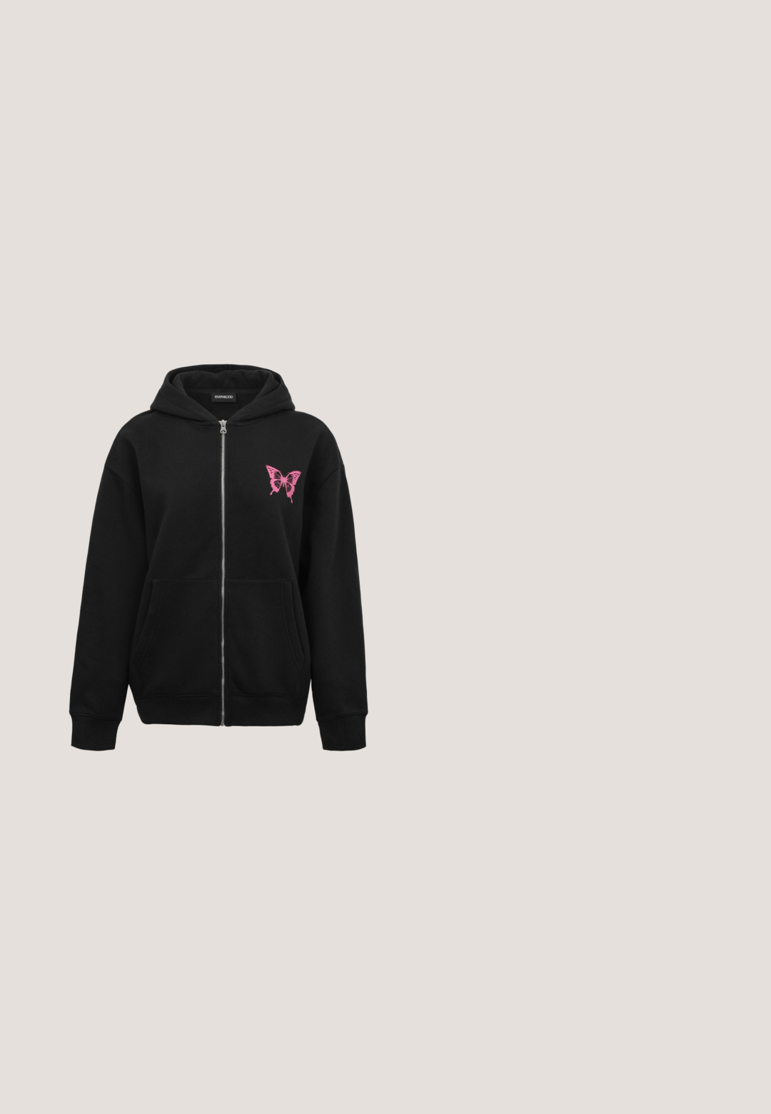 Sort lynlåstrøje med hætte og et pink sommerfugledesign på venstre bryst. Har hætte og forlommer. Fremstillet af blødt stof.; Hvid ærmeløs dame tanktop med tynde skulderstropper og et enkelt, tætsiddende design på en lys baggrund.; Beige strikkede Adidas træningsbukser med elastisk talje og tre mørkebrune side-striber, med Adidas trefoil-logoet på låret.; Lyserøde lærredssko med en blød overflade, der har snørebåndsdesign og en gummisål. Dekorative detaljer og tre striber på siden.; Sort denim tote bag med to solide håndtag, forlommer og hvid syning. Har et logo "lala BERLIN" på fronten.; Par af trekantede øreringe med hamret guldcachet indrammet af glatte sølvkanter på en ensartet lys baggrund.