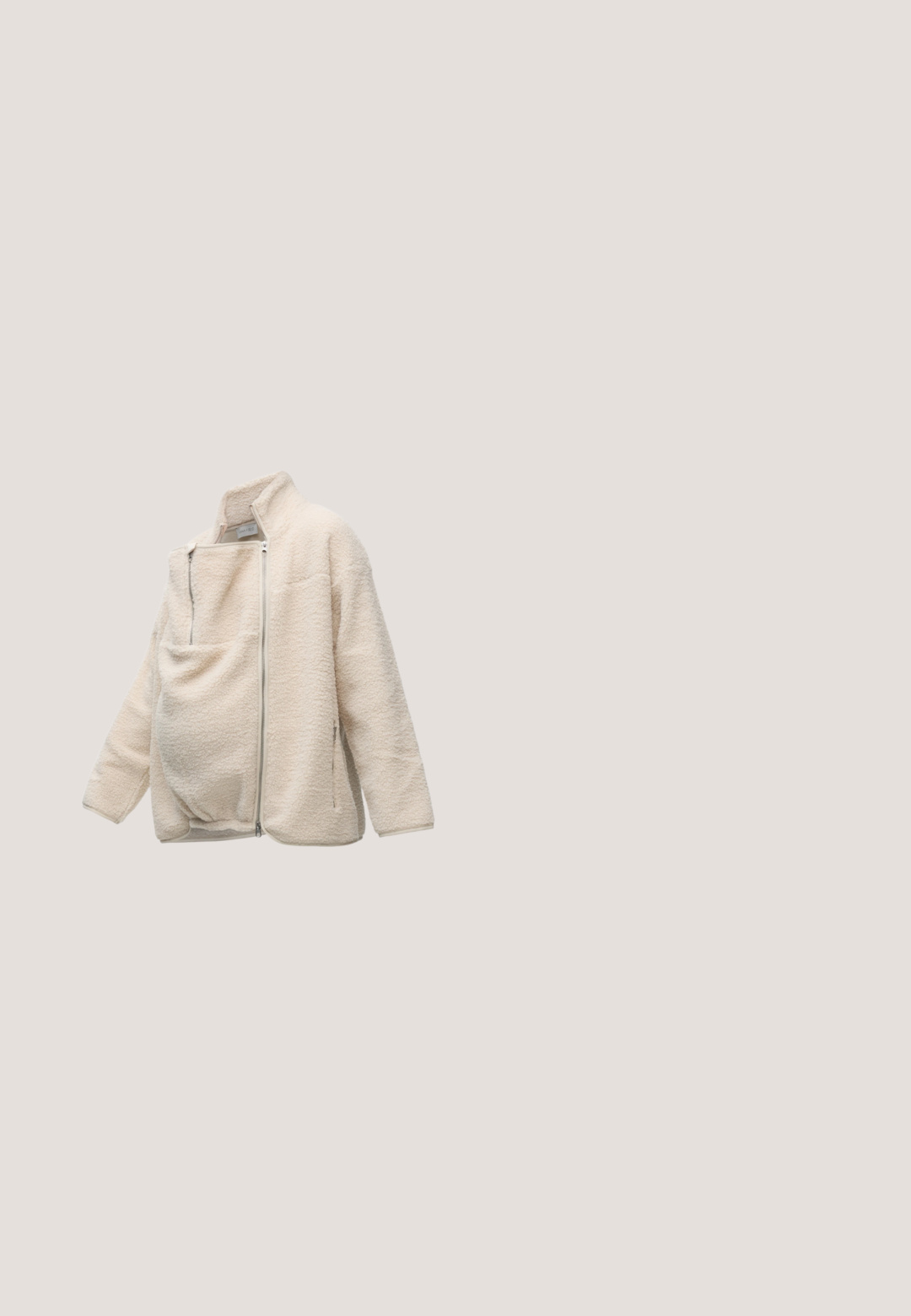 Chaqueta de forro polar color crema con cremallera lateral y un bolsillo frontal adicional, diseñada para la comodidad y el calor.; Blusa de maternidad negra de manga larga con escote redondeado, corte suelto y cintura fruncida, hecha de una tela suave y elástica.; Pantalones de maternidad negros con una cinturilla elástica y ajustada y un diseño de pierna ancha. Fabricados con una tela suave, que ofrece comodidad y soporte.; Botín de cuero negro con paneles laterales elásticos, punta redondeada y un tacón bajo tipo bloque. La superficie tiene una textura suave y un diseño minimalista.; Bolso tote de cuero negro con dos asas largas y un cierre rectangular dorado en el centro frontal.; Pendientes de aro plateados adornados con brillantes cristales transparentes, presentando una superficie texturizada y una forma circular suave con un cierre seguro.