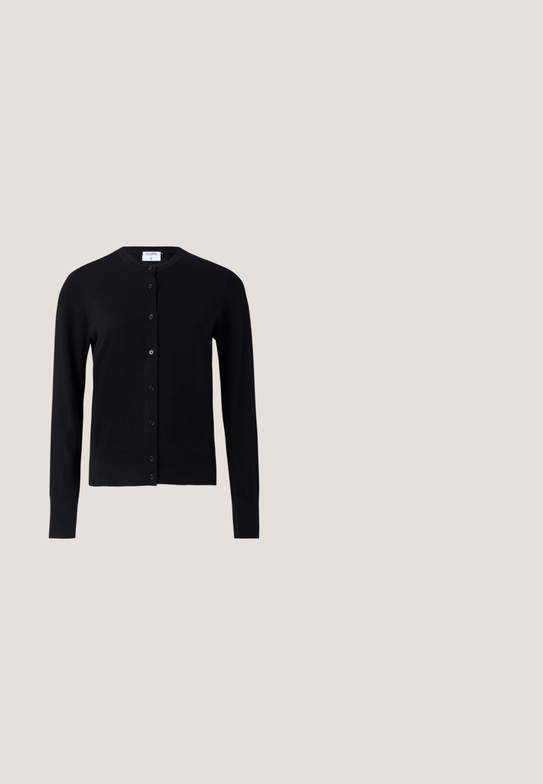 Gilet noir en tissu doux, avec un col rond, des manches longues et une fermeture à boutonnage comportant six boutons.; T-shirt en coton blanc à manches courtes, avec un petit motif noir d'ailes sur la poitrine et un col rond classique.; Jeans en denim blanc évasés avec taille haute, dotés d'une fermeture à bouton, de deux poches avant et d'accents à ourlet brut au bas.; Chaussure plate en cuir noir avec bout pointu et petit détail décoratif doré à l'avant, vue de profil sur fond blanc.; Sac à épaule en cuir grainé noir à la forme incurvée, boucles dorées, surpiqûres contrastées et petit logo doré de la marque au centre devant.; Boucles d'oreilles en or et argent avec un dessus sphérique et un élément pendant ovale allongé à finition brillante.