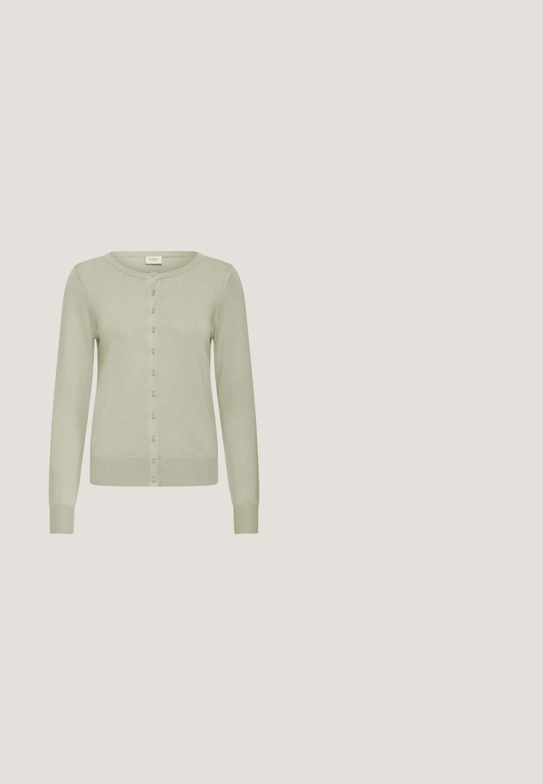 Lichtgroene cardigan met lange mouwen, een ronde hals en een knoopsluiting aan de voorkant. Gemaakt van een zacht, licht gestructureerd gebreid materiaal.; Lichtgroene V-hals T-shirt met korte mouwen. Zachte, lichte stof met een ontspannen pasvorm en geplooide zoomdetail, zonder patronen of accenten.; Lichtgroene linnen broek met een trekkoord in de taille, wijd been ontwerp en zijzakken. Zachte textuur en eenvoudige constructiedetails.; Beige sneaker met een blauw ster- en chevronlogo, gumzool en veters, zwevend boven een betonnen richel met vervaagde grijze traptreden op de achtergrond.; Olivengroene geweven handtas in hobo-vorm, met een brede schouderriem en een gladde textuur, met een subtiele glans en stikseldetails.; Zilveren ketting met bedels in de vorm van een hart, ster en vlag, inclusief een hangende hartbedel in rood, wit en blauw.