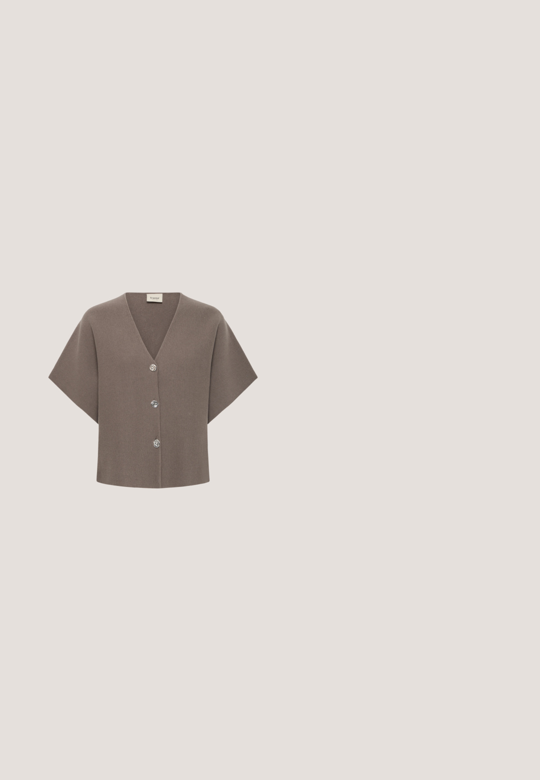 Brun strikket cardigan med V-udskæring, korte ærmer og fire fremtrædende knapper foran, med et struktureret stof.; Kortærmet, ribstrikket top i lys mauve med rund halsudskæring og afslappet pasform, vist på hvid baggrund.; Bredde benbukser i lys beige med elastisk talje, glat tekstur og to frontfald for ekstra detalje.; Brune læder loafer med en glat tekstur, der har et dekorativt bånd og guldfarvet hardware, hviler på en lys beige gummisål.; Taupe læder crossbody taske med justerbar rem og diskret prægede mærke logo foran.; DIAMANT L'ÉTERNEL DICS - Halskæder - yellow gold-coloured