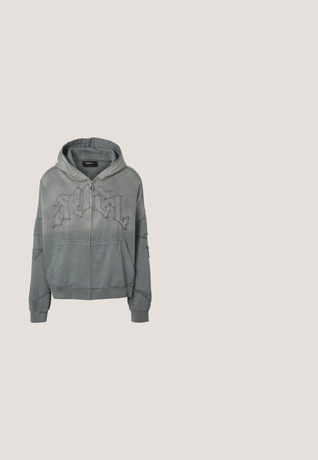 Grauer Kapuzenpullover mit Reißverschluss, großen Fronttaschen, verwaschenem gotischem Schriftzug und Kapuze, auf weißem Hintergrund dargestellt.; Schwarzes Kurzarm- Baumwoll-T-Shirt mit Rundhalsausschnitt und einem weißen Logo "XTC VERTERE" auf der linken Brustseite. Glatte Textur.; Olivgrüne Cargohose mit Knopf- und Reißverschluss, Gürtelschlaufen und zwei großen Klappentaschen an den Oberschenkeln.; Grauer Wildleder-Slipper-Clog mit schwarzer Sohle und verstellbarem Schnallenriemen, liegend auf beigem Teppich nahe einem abgerundeten braunen Tischbein.; Schwarze ovale Sonnenbrille mit dunkel getönten Gläsern und dicken glänzenden Fassungen, von vorne auf weißem Hintergrund gezeigt.; Schwarze Sporttasche aus Nylon mit doppelten Griffen, abnehmbarem Schultergurt, geprägtem Logo und einem Gepäckanhänger. Glatte Textur.