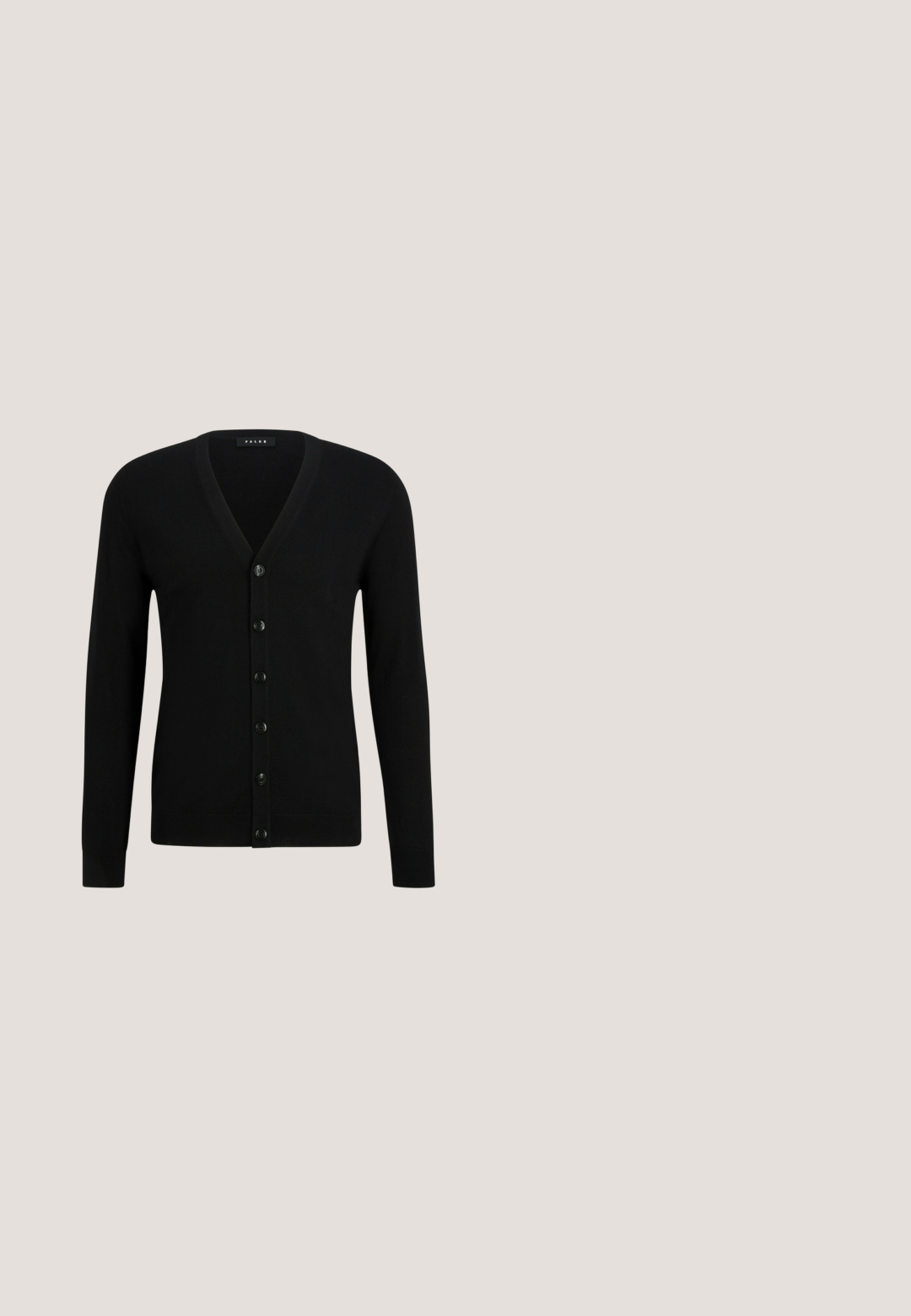Schwarze V-Ausschnitt-Strickjacke aus weichem Material, mit einer sechs Knopf-Front, langen Ärmeln und gerippten Bündchen und Saum.; Weißes Langarmhemd aus glattem Stoff. Mit einer knöpfbaren Vorderseite, spitzem Kragen und leicht geschwungenem Saum. Schlichtes Design.; Schwarze gerade geschnittene Hose aus glattem Stoff. Verfügt über zwei Seitentaschen und eine flache Vorderseite mit mittleren Bügelfalten für einen maßgeschneiderten Look.; Schwarze Lederloafer mit einer glatten Oberfläche, gestickten Details und einem niedrigen Blockabsatz. Klassisches Design ohne sichtbare Hardware oder Verzierungen.; Schwarze Leder-D toiletry Tasche mit rechteckiger Form, strukturiertem Oberflächen, einem Reißverschluss oben und einem seitlichen Griff für einfaches Tragen.; Schwarzer Ledergürtel, aufgerollt mit quadratischer schwarzer Metallschnalle und Schlaufe, auf weißem Hintergrund dargestellt.