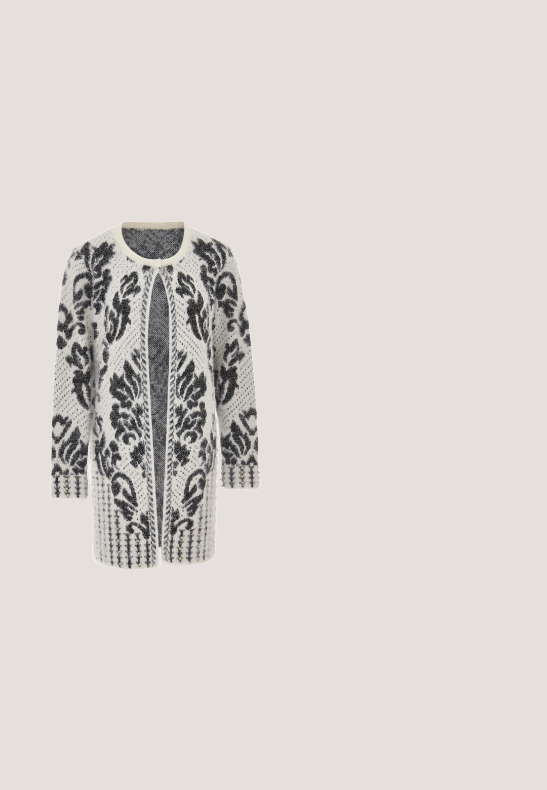 Langer Cardigan in Weiß und Schwarz mit gemustertem Design und flauschiger Textur, offener Front und dekorativen Nieten an den Ärmeln. Besitzt ein aufwendiges florales Muster.; Schwarzes langärmliges Crop-Top aus weichem Material mit lockerer Passform und weiter Halslinie, ausgestattet mit langen Ärmeln und ohne sichtbare Muster oder Akzente.; Satinborte, mit einem glatten Satinbund und zarten floralen Spitzenmuster, mit gewellten Saumdetails.; Schwarze Knöchelstiefel mit einer glatten Oberfläche, kontrastierendem glitzerndem schwarzen Zehenschutz und strukturiertem Blockabsatz. Präsentiert eine elegante, moderne Silhouette.; Schwarze rechteckige Handtasche mit dünnem Riemen und Reißverschluss, vor einem schlichten weißen Hintergrund.; Asymmetrische Ohrhänger in goldfarbener Tropfenform mit unregelmäßigen Formen, mit verschieden großen Bernstein-, braunen und klaren Edelsteinen.