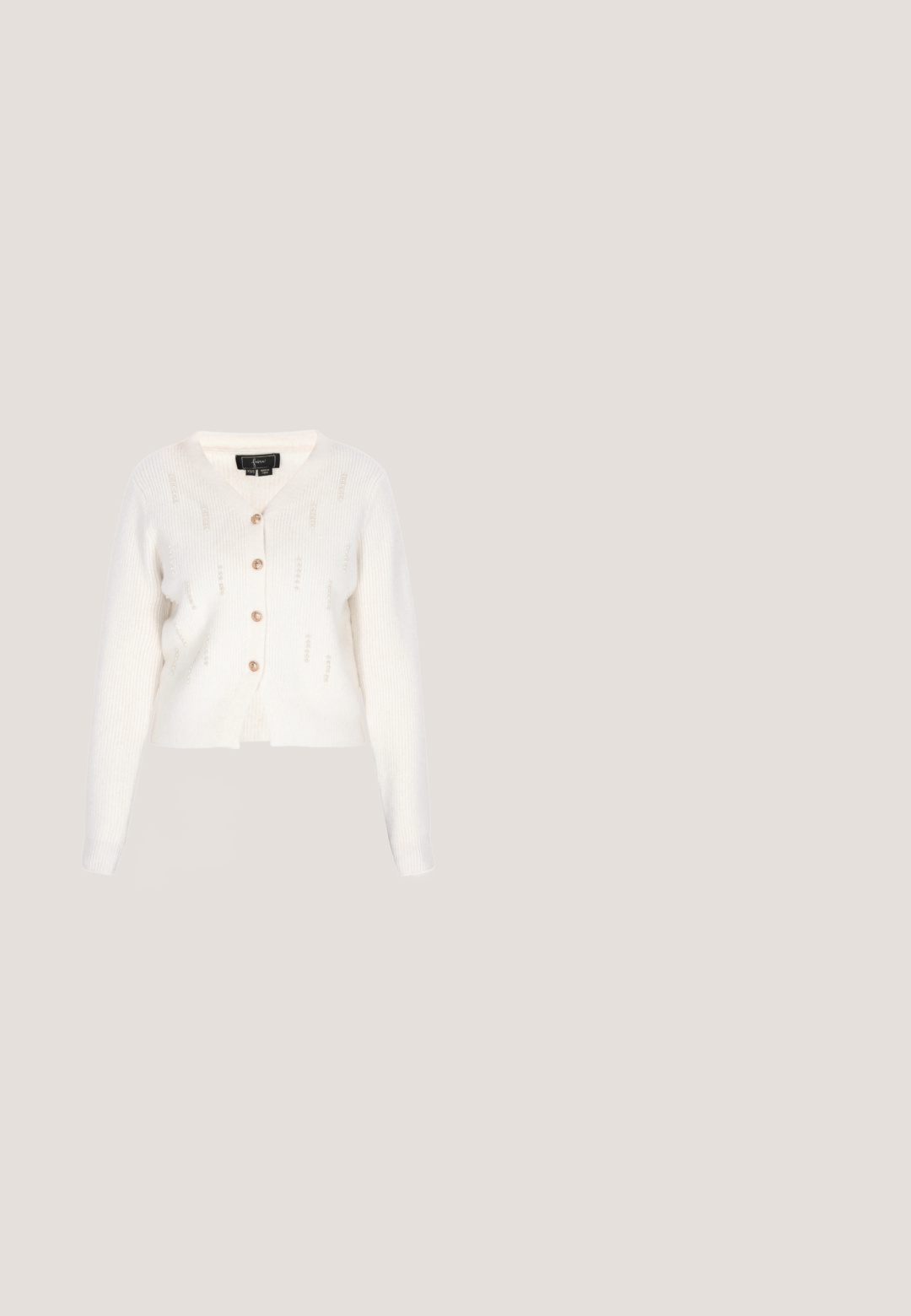 Cardigan blanco de canalé con escote en V, cierre de botones dorados y detalle de cuentas decorativas a lo largo de la tela. Largo corto con mangas largas.; Camiseta blanca de gran tamaño con mangas cortas. Presenta el texto "LOVE" en piedras brillantes negras en el pecho. Textura de tela suave y lisa.; Pantalones de pierna ancha beige con una textura suave, que presentan sutiles rayas verticales blancas, una cintura elástica y un corte recto.; Mula beige con puntera puntiaguda, tacón curvado de altura media y detalles mínimos de costura cerca de la abertura sobre un fondo blanco.; Bolso de cuero blanco con ojales dorados, cinturón decorativo, asa superior y correa de hombro desmontable sobre fondo blanco.; Pendientes de tono dorado con un diseño de cuerda retorcida y una perla gris redonda en el centro. Textura lisa con acabado metálico brillante.