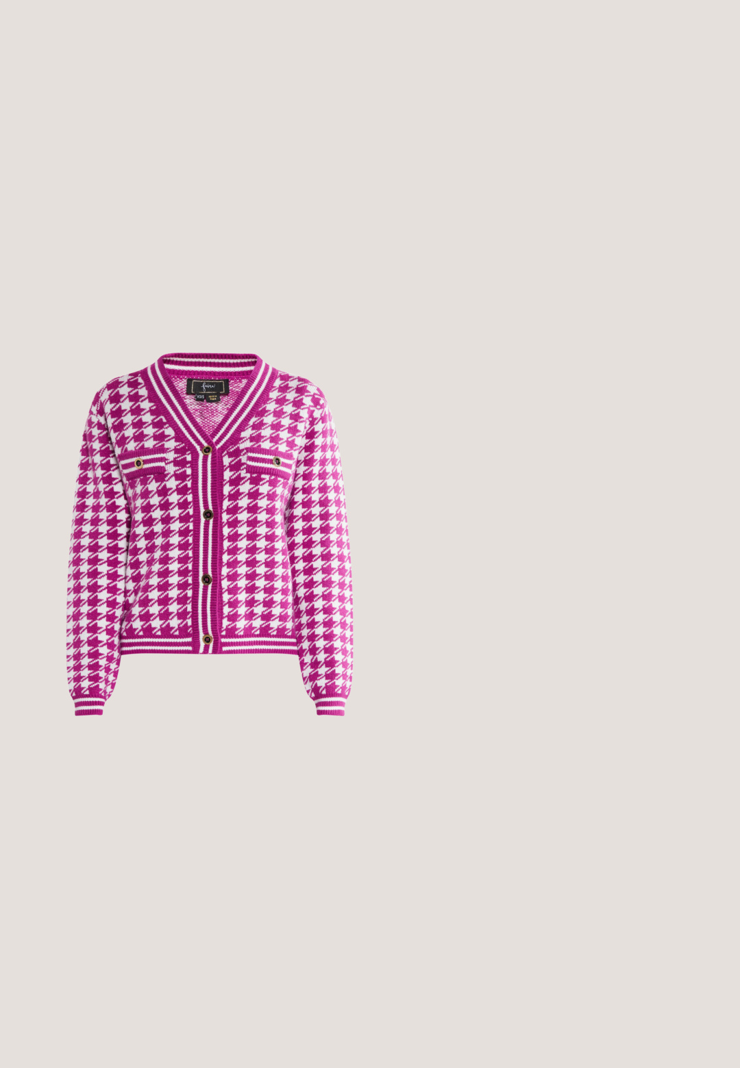 Rosa og hvidt houndstooth-mønstret cardigan med V-hals, knaplukning foran og to brystlommer. Har ribbede manchetter og kant.; OH APRIL LUNE REGULAR T-SHIRT - T-shirts basic - baby rose; Lyserøde og hvide ternede bukser med elastisk talje, cropped længde og en let bølget kant. Fremstillet af let ribbet stof.; Lyserød træningssko med en overdel i mesh og ruskind, metalliske detaljer og en tekstureret, multifarvet sål med gummitread.; Lys pink læder håndtaske med dobbelt sølvspænde remme på hver side, lynlås på toppen og "Karl Lagerfeld Jeans" logo i sølvbogstaver.; Sølv ring med et oktogonal design, der har en stor lyserød facetteret sten og et udskåret sølvlogo på overfladen. Struktureret overflade.