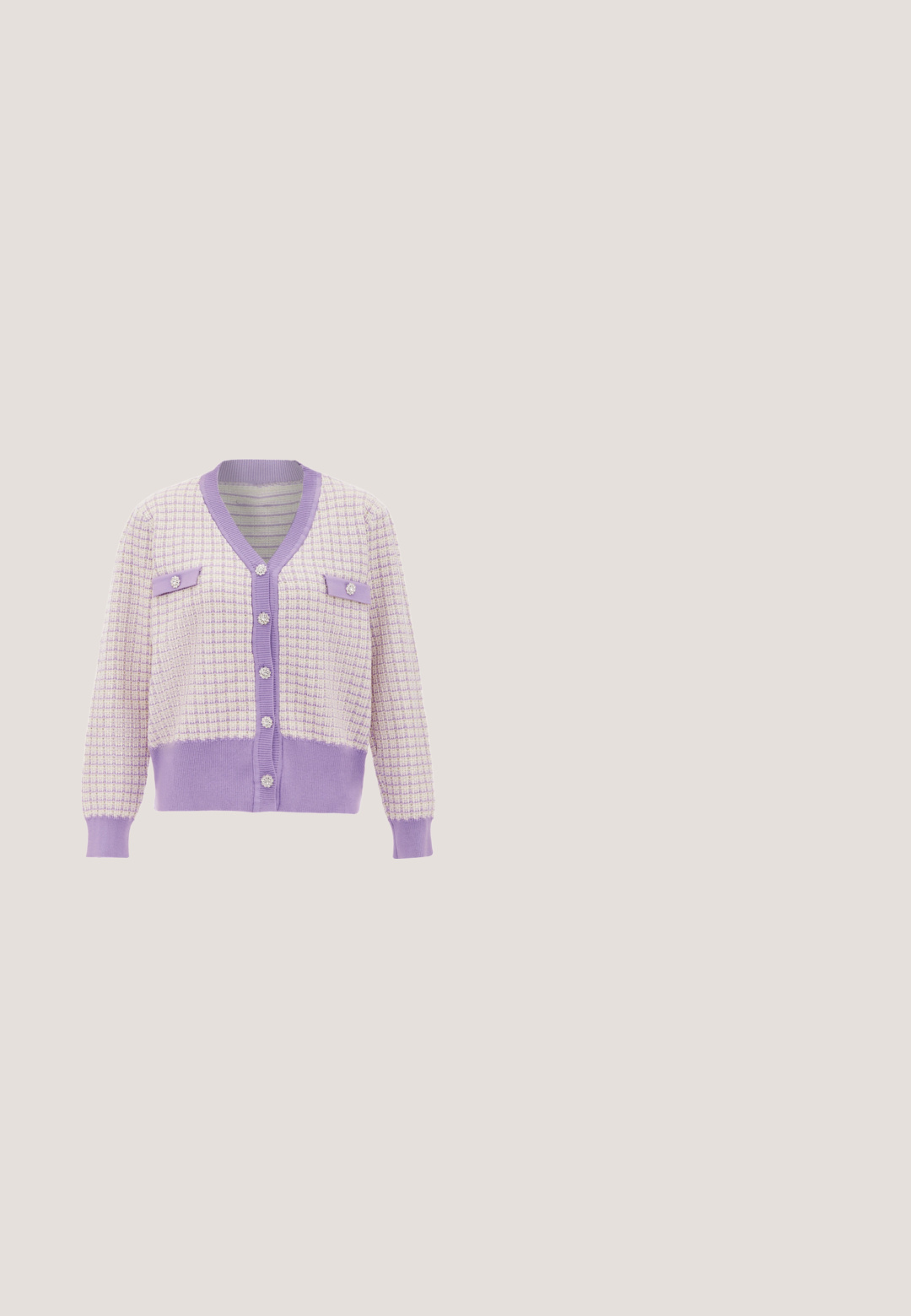 Lila cardigan met een textuur breipatroon, voorzien van een V-hals, parelknoopjes en twee voorzakken, contrasterend met een effen onderkant.; Lichtgroene kant camisole met een gegolfde V-halslijn en een bloemmotief, met een aansluitende corsage en een flared zoom.; Plissé midi rok in lichtblauw. Heeft een brede tailleband, een vloeiende vorm en verticale plooien die textuur en beweging geven.; Blauwe suède sandaal met hoge hak, voorzien van meerdere kruislingse bandjes, een open teen en een blokhak met een houten accent.; Tassent met een bloemenpatroon in lichtblauw en wit. Gemaakt van duurzaam materiaal met twee handvatten en een gestructureerde rechthoekige vorm.; Gouden-tonen ring oorbellen met een verlengd, verbonden geometrisch ontwerp, een gladde textuur en een druksluiting.