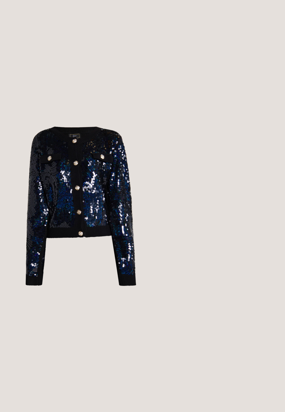 Mustakil sequins-rohkea kardigan, jossa on lyhennetty muotoilu, pyöreä kaula-aukko, pitkät hihat ja kiiltävät nappisuljenta. Kaksi koristeellista rintataskua.; Punainen, lyhythihainen, polvipituinen mekko, joka on tehty sileästä kankaasta ja jossa on pyöreä pääntie sekä rento istuvuus. Yksinkertainen, yksivärinen malli.; Musta mokkanahkainen korkokenkä, jossa on kärjestä kärkinen ja nilkkaremmi, edessä niittikoristelu; teksturoitu korko kiiltävällä yksityiskohdalla.; Kissalamme katseeko teetan hikkarihin varjostuksilla, hopeisesta metallista teosta ja koristekivistä käsivarsissa. Omistaa sulavan muotoilun ohuilla temppeleillä.; Next Pikkulaukku - pearl white; Mustat nahkahihnat, joissa on suuri, koristeellinen kultasolki, joka on koristeltu kimalteilla ja monimutkaisilla kukkakuioilla.