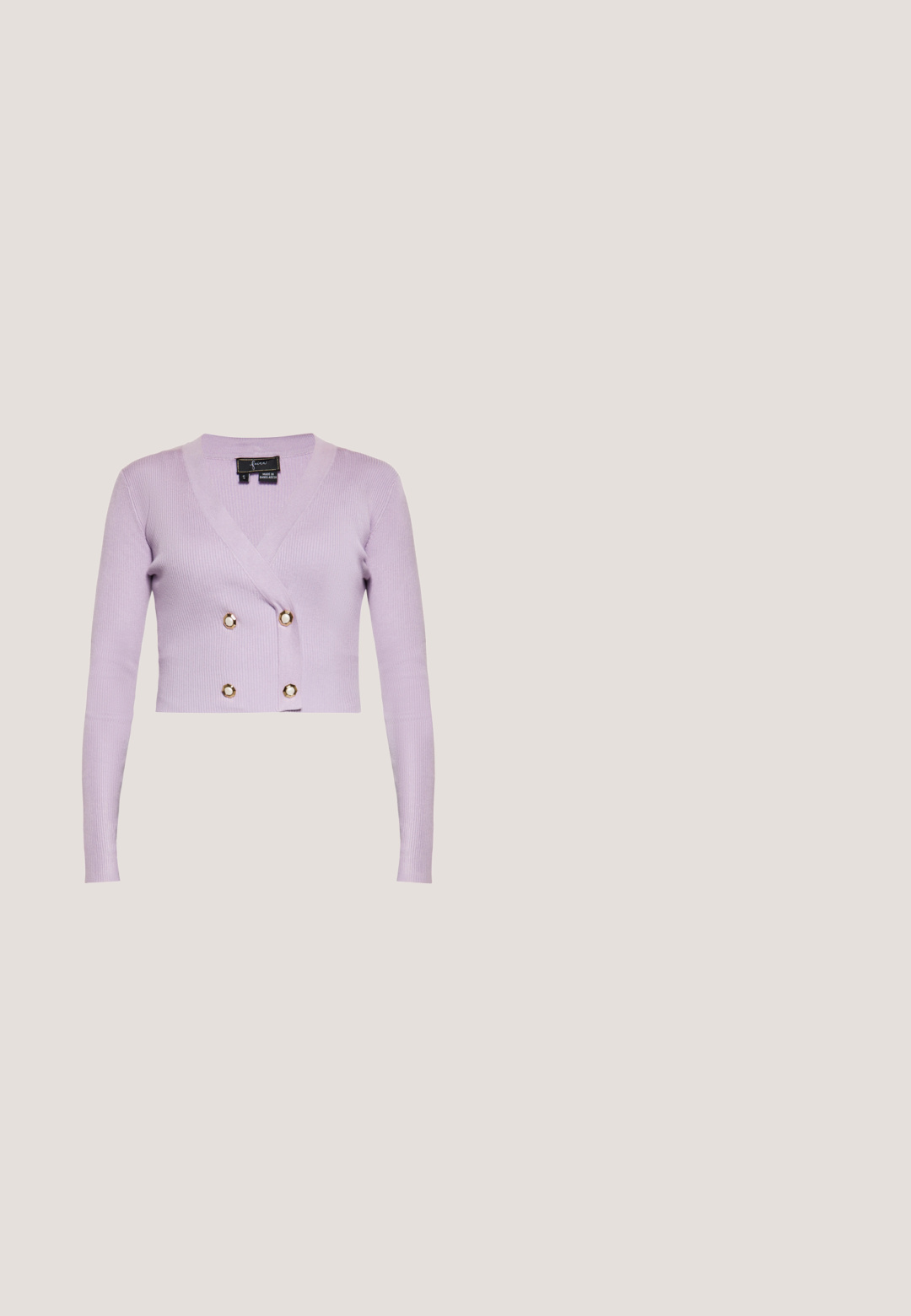 Lilla ribbet cropped cardigan med lange ærmer, V-hals og fire dekorative guldknapper foran.; Lyserød bluse med korte ærmer med lodrette røde striber, krave, knaplukning foran og en dekorativ stofblomst ved halsen.; Ribbet blyantnederdel i lys lilla med en tætsiddende design. Har en høj talje, glat tekstur og knælang længde.; Lyserød læderhøjhælet sko med rundet tå, ankelrem og bølget kant. Har en slank blokhæle for støtte.; Lyserød håndtaske med et tekstureret krokodillemønster på den nederste halvdel, glat øverste sektion, en guld lås og to runde håndtag.; En sträng af runde, hvide perler med en glat overflade, jævnt fordelt, der viser en subtil glans og blød skær mod en hvid baggrund.