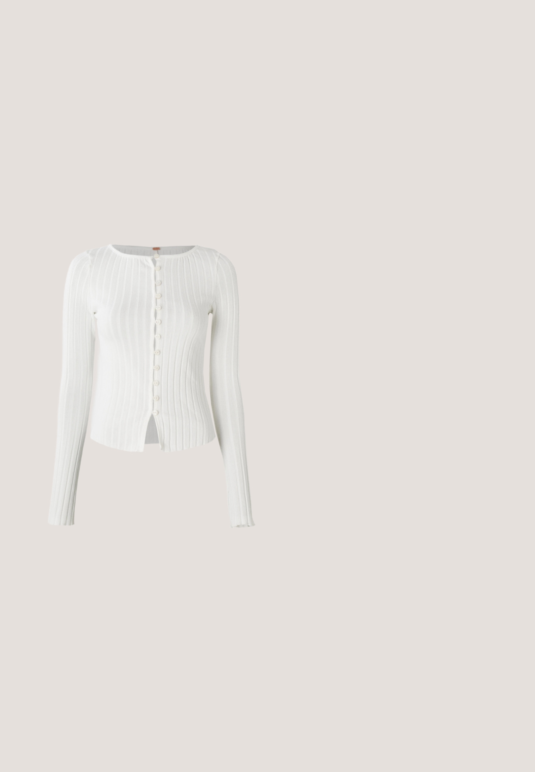 Weißer gerippter Langarm-Cardigan mit rundem Ausschnitt und zehn Knöpfen vorne, leicht tailliert mit einem kleinen Schlitz vorne am Saum.; Ärmelloses Oberteil mit einem grau-beigen Leopardenmuster, fünf vorderen Knöpfen und einem V-Ausschnitt am Saum. Hergestellt aus leichtem Stoff.; Weißes Denimhemd mit Kragen, langen Ärmeln und einer vorderen Knopfleiste. Verfügt über eine einzelne Brusttasche und silberne Knopfdetails.; Helle blaue Schlagjeans aus Denim mit hoher Taille, fünf Taschen, passender Naht und rohem Saum.; Schwarze Leder-Ballerinas mit spitzem Zehenbereich, gerafften Details am Schaft und einem silbernen Schnallenakzent am verstellbaren Riemen.; Braune Lederumhängetasche mit gebogener Form, die mit einem auffälligen Schnallendetail, kontrastierenden Nähten und einem einzigen Schulterriemen ausgestattet ist.