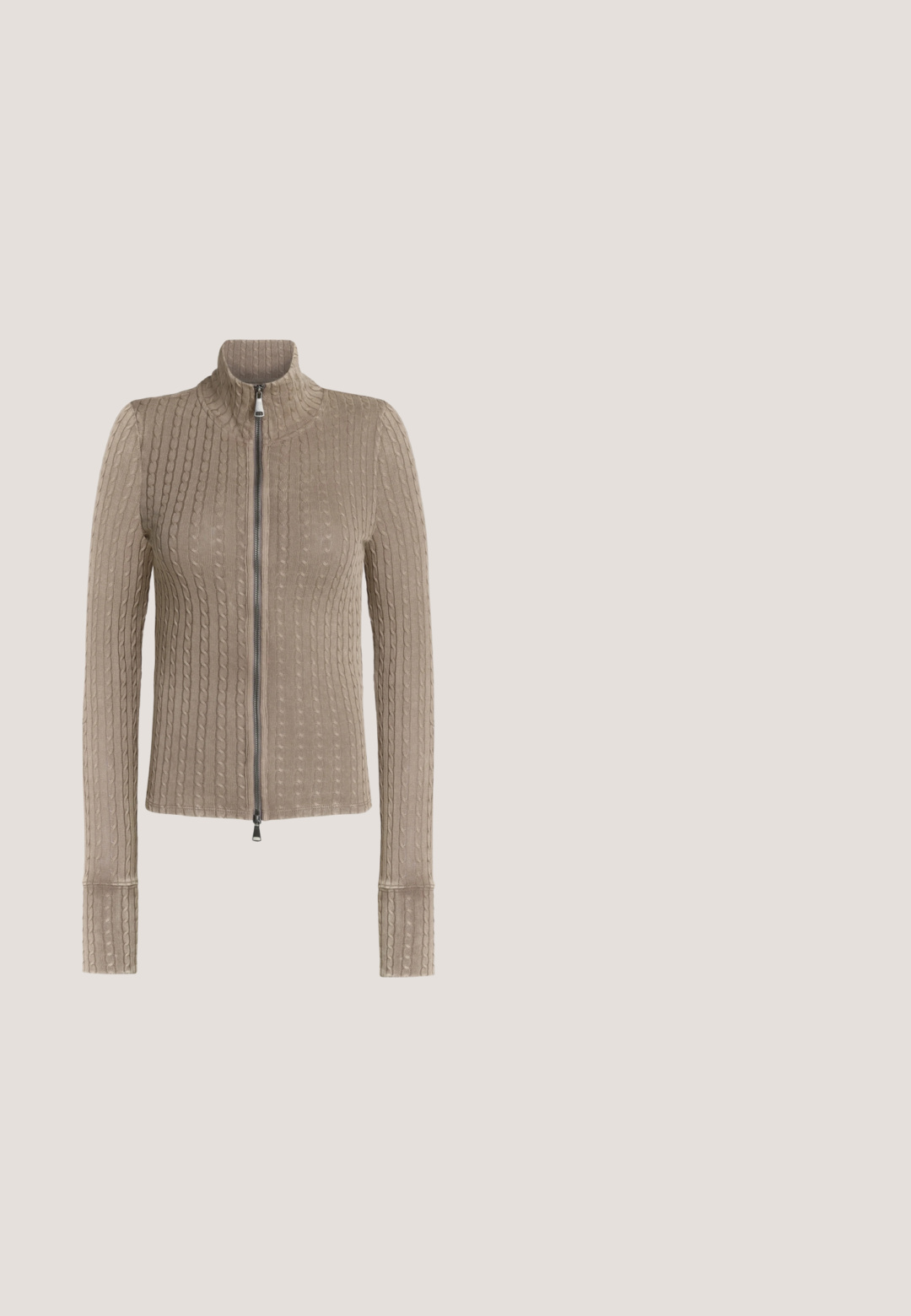 Cardigan à manches longues en maille torsadée taupe avec col montant et fermeture éclair frontale intégrale sur fond blanc uni.; Haut sans manches en beige côtelé avec encolure ronde, petit logo sur la poitrine, et longue ceinture en tissu nouée autour de la taille.; Shorts beige tailleur longueur genou avec plis à l'avant, poches latérales, passants pour ceinture et une fermeture à bouton unique foncé à la taille.; Sandale sportive avec des brides à rayures tigre, talon élastique vert, semelle beige avec une bande rose, présentée en suspension au-dessus d'un tapis beige.; Sac à main beige texturé avec poignées, garniture et bandoulière réglable en cuir marron foncé, avec un détail de bouton doré à l’avant.; Collier ras-du-cou en cuir vert olive avec doublure intérieure beige et un petit pendentif doré suspendu à une boucle carrée en or.