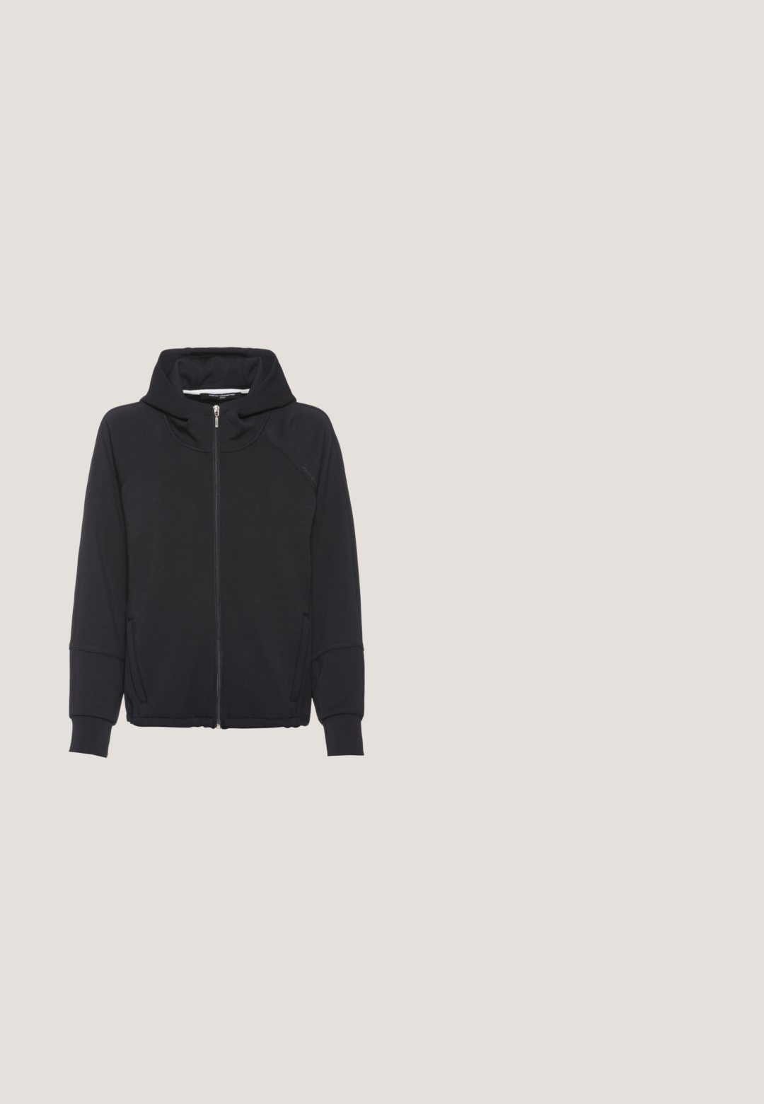 Sort zip-hoodie lavet af blødt stof, med hætte, raglansleeves, sidelommer og ribbede kanter og kant. Glat tekstur.; Stribet peplum top i hvid og sort. Har V-hals, samlet detalje og sløjfe accenter. Letvægtsstof med tekstureret finish.; Sorte cropped bukser med elastisk talje, lavet i let materiale og med en løs pasform. Velegnet til afslappet brug.; Sort sandal med flere brede remme i forskellige materialer, tekstureret mellemsål og lav kilehæl. Glatte og matte overflader.; Lysegrå skuldertaske i nylon med en lynlåslomme foran, en logopatch og en blød pompon-vedhæng fastgjort til lynlåsen.; Sølv multi-chain halskæde med hængende blomstercharms, varierende kædelængder og lås. Glat metaloverflade.