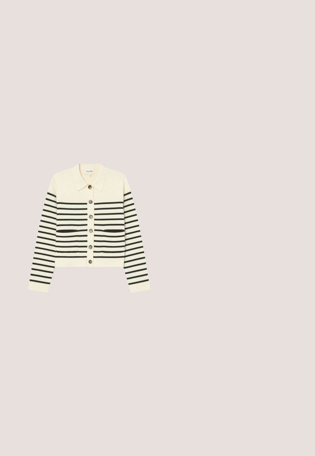 Bomulds cardigan med krave, cremefarvet bund og sorte horisontale striber. Har fem knapper og to forlommer.; Hvid kortærmet strikket sweater med et tekstureret mønster og ribkant ved hals, ærmegab og kant, vist bagfra på en ensfarvet baggrund.; Levi's® XL SKIRT - Denimnederdele - square circle; Sort flip-flop sandal med flad sål, tekstureret sort indersål, glatte stropper og en lille gul accent nær tåposten.; Rektangulær blå denim håndtaske med en buet klap, guldfarvet "C" lås og aftagelig sort rem med gyldent beslag.; Åbent guldbøjet armbånd med afrundede, glatte segmenter og en poleret, let tekstureret finish.