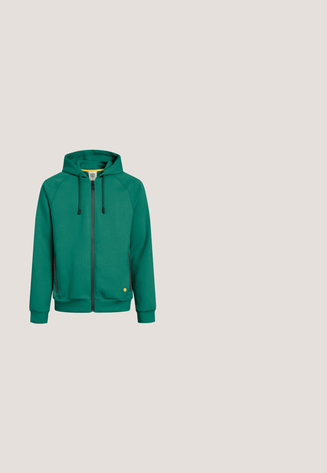Grüner Kapuzenpullover mit Reißverschluss, Kordelzügen, zwei seitlichen Reißverschlusstaschen und einem kleinen runden gelben Detail nahe der unteren rechten Tasche.; Neon-gelbes ärmelloses Weste aus leichtem Material, mit hohem Kragen und einem Reißverschluss auf der Vorderseite zum Schließen. Glatte Textur.; Grünes T-Shirt mit kurzen Ärmeln, weißem Text, gekreuzten Tennisschlägern, Tennisball und kreisförmigem Muster in der Mitte vorne.; Grüne Shorts mit elastischem Bund und Kordelzug. Zwei Seitentaschen mit weißen Reißverschlüssen. Glattes, leichtes Material. Logo am Saum.; Weißer Sportschuh mit schwarzen Schnürsenkeln, einer Sohle mit Neon-Gelb- und Blauverlauf, neon-gelben Akzenten und schwarzer Innenausstattung.; Dunkelgrüne Bauchtasche mit schwarzem verstellbarem Riemen, schwarzem Reißverschluss oben und Vordertasche mit neon-grünem Reißverschluss und Zuglasche.