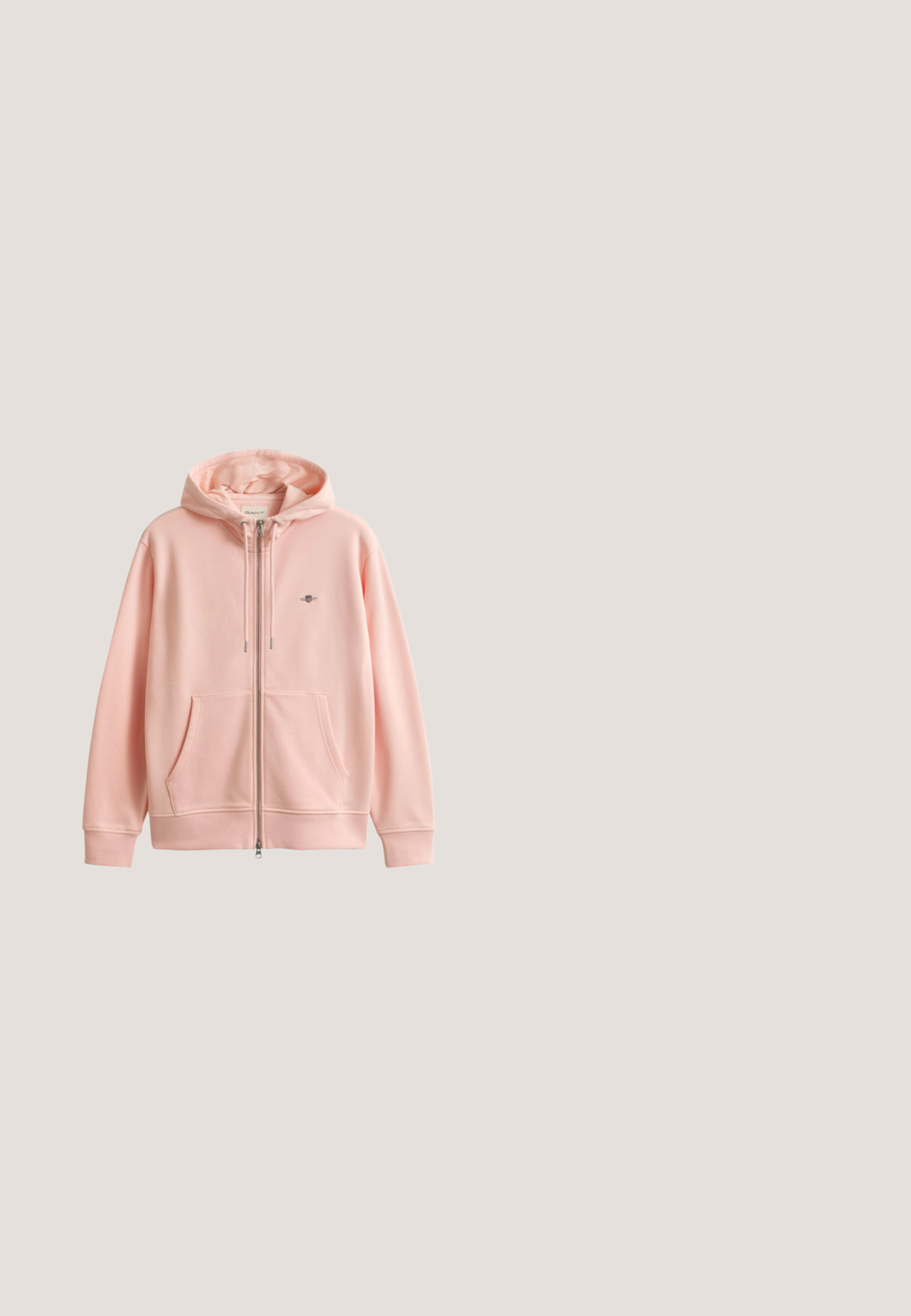 Sweat à capuche zippé rose clair avec poches avant, capuche à cordon et petit logo brodé sur la poitrine sur fond blanc.; T-shirt en coton rose clair avec col rond, manches courtes et petit logo sur la poitrine. Texture lisse, design décontracté.; Pantalon de survêtement blanc en tissu tricoté doux. La taille et les poignets élastiques assurent une coupe décontractée. Design minimaliste, sans motifs ni accents visibles.; Baskets légères rose en cuir texturé, à lacets avec une semelle en caoutchouc beige. Présente un petit logo sur le côté.; Sac cabas rose Lacoste avec deux anses et logo embossé sur une surface lisse, présenté sur fond gris clair.; Clous d'oreilles ton argent avec trois perles blanches chacun et un détail de logo ovale en haut, présentés sur un fond blanc uni.
