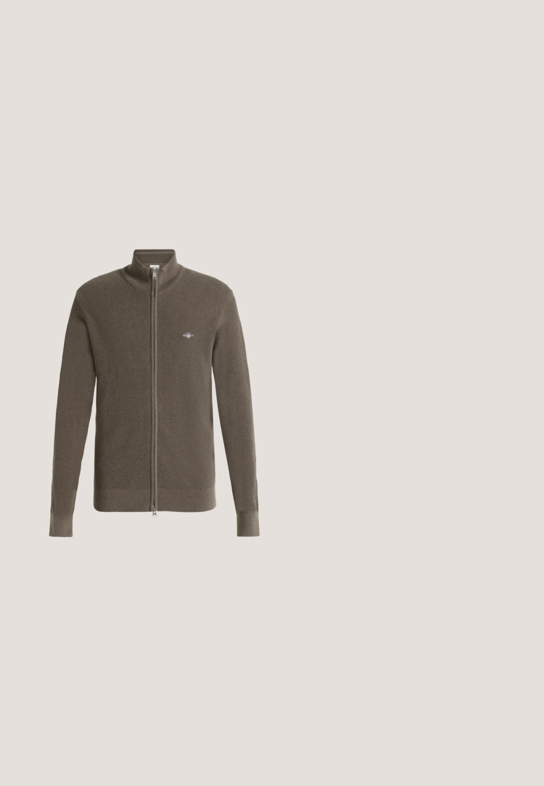 Cardigan marron tricoté à manches longues avec fermeture éclair, col montant et petit logo brodé sur le côté gauche de la poitrine.; Chemise à manches longues boutonnée avec petit motif à carreaux noir et blanc et une poche poitrine sur fond clair.; Pantalons en coton marron à coupe droite, avec une fermeture à bouton, des poches latérales et une texture lisse. Convient pour une tenue décontractée.; Mocassin penny en cuir et daim marron foncé avec semelle épaisse en caoutchouc noir, profil latéral sur fond blanc.; Mallette en cuir marron foncé avec double poignées et bandoulière amovible, forme rectangulaire, texture lisse et poche avant.; Ceinture en cuir marron avec une finition texturée, dotée d'une boucle en métal argenté et d'une seule boucle de réglage. Motif tissé près de la boucle.