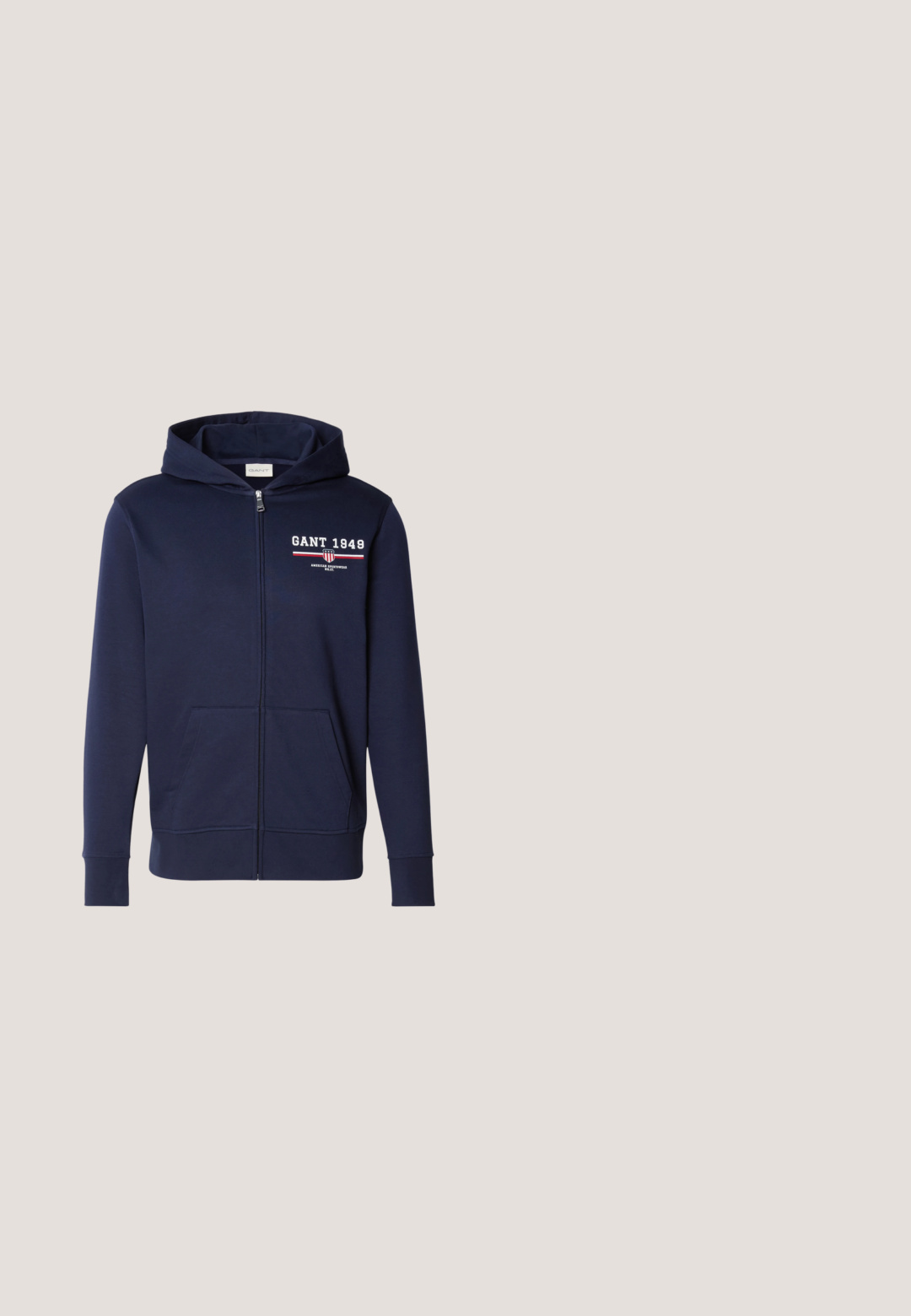 Navyblauwe rits hoodie van zacht weefsel, met een logo "GANT 1949" in het wit en rood. Inclusief voorzakken en een capuchon met trekkoord.; Marineblauwe doorgestikte mouwloze donsvest met hoge kraag, ritssluiting aan de voorkant, twee ritssluiting-zijzakken en klein borstlogo.; Lichtblauw katoenen T-shirt met een schildlogo met rode en witte strepen, "1949," en de tekst "GANT AMERICAN SPORTSWEAR." Korte mouwen.; Navy blauwe jogpants gemaakt van zacht materiaal met een elastische tailleband, verstelbare trekkoord en taps toelopende pijpen.; Navy suède sneaker met een tan rubberen zool, voorzien van een ronde neus, platte veters en een reliëflogo op de tong. Minimalistisch ontwerp.; Navyblauwe stoffen duffeltas met zwarte handgrepen, voorzak met ritssluiting, verstelbare schouderriem en het "BOSS"-logo gecentreerd boven de zak.