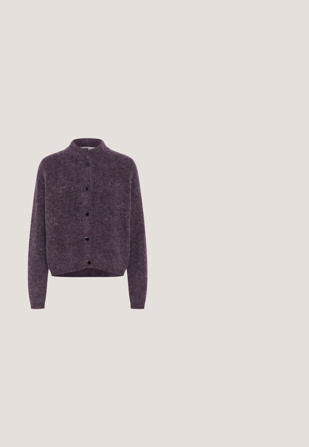 Gestuz ALPHA SHORT - Cardigan - juniper mélange; Sort ærmeløs top med høj hals, frontnerver og en usynlig lynlås i ryggen. Lavet af glat stof med en struktureret pasform.; Sorte højtaljede vid ben jeans med frontlommer og knaplukning, præsenteret mod en plain hvid baggrund.; Sorte ruskinds højhælede pumps med spids tå, der har en blank sort blokhæl og en glat indvendig foring.; Sort læderhåndtaske med to forlængede håndtag, en glat tekstur og en rund bund med dekorative detaljer på siderne.; Sølvmetaløreringe med et glat, buet design. Blank finish med to asymmetriske former, der delvist omslutter hinanden.