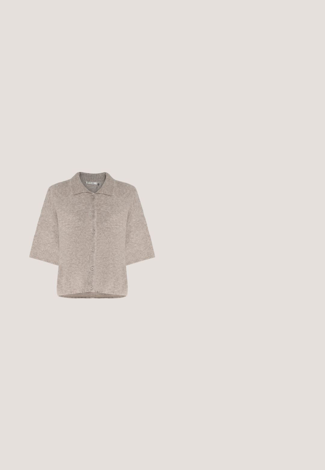 Beige kortærmet cardigan med knapper, med en blød, pudset tekstur og en flad krave, vist på en ensfarvet baggrund.; Anna Field by Zalando Langærmet T-shirt - black/beige; Løse mørkegrå bukser med elastisk taljebånd og lille "American Vintage"-logo på øverste venstre lår.; Sorte ruskindssandaler med rund tå, blød tekstur, justerbar rem og en tyk gummisål med mønstret slidbane for godt greb.; Quiltet tote taske i beige med brunt ternet mønster. Har to polstrede håndtag og et hvidt mærke med "MADS NØRGAARD COPENHAGEN."; Guldtonede hooop øreringe med en glat, rund form og en poleret finish. Har orange detaljer på bagsiden for sikker fastgørelse.