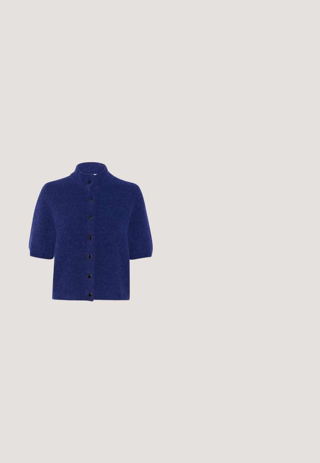 Donkerblauwe gebreide cardigan met een staande kraag, korte mouwen en een knopenlijst met zes zwarte knopen. Zachte textuur met een warme uitstraling.; Vero Moda Longsleeve - surf the web; Wijde broek in felblauw, gemaakt van zachte stof. Voorzien van steekzakken en contrasterende strepen langs de zijkanten.; Blauwe suède sportschoen met witte strepen, beige hielstuk en gumrubberen zool, zijaanzicht op een witte achtergrond.; Rechthoekige navy blauwe leren heuptas met dubbele ritssluiting en verstelbare bandlussen aan beide zijden, afgebeeld tegen een witte achtergrond.; Turquoise geëmailleerde creolen met goudkleurige accenten en een enkele heldere steendetail op elke oorknop. Gladde textuur, afgeronde vorm.