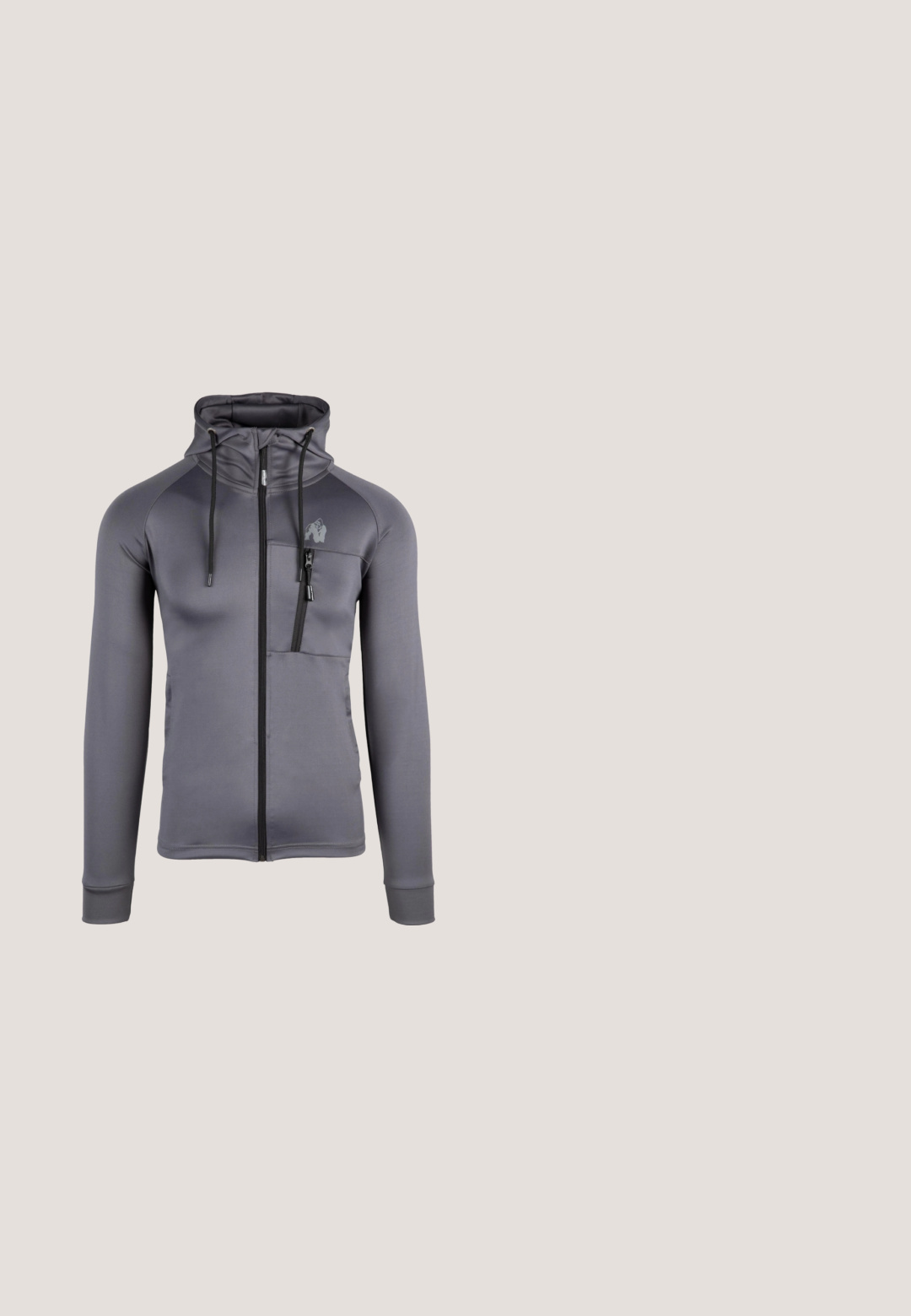 Grijze zip-up hoodie gemaakt van zachte stof, met een hoge kraag, trekkoorden, zijzakken en een borstzak met rits.; Zwart sportshirt met lange mouwen, hoge kraag en een gedeeltelijke rits. Heeft een wit logo en reflecterende strepen op de mouwen.; Grijze sportshorts van zacht, lichtgewicht materiaal met een elastische tailleband en trekkoord. Bevat zijzakken en een berenlogo.; Zwarte instapschoenen met een gebreide bovenkant, flexibele middenzool en een gestructureerde rubberen buitenzool. Voorzien van een logodetail aan de zijkant en een aantreklus.; Zwarte zonnebril met een wraparound ontwerp, grijs getinte lenzen, een gestructureerd zwart frame en een logo-accent aan de zijkant. Duurzaam en lichtgewicht materiaal.; Zwarte sporttas gemaakt van duurzame stof, met een ritssluiting aan de voorkant, dubbele handgrepen en een verstelbare schouderriem. Inclusief gestructureerde accenten.