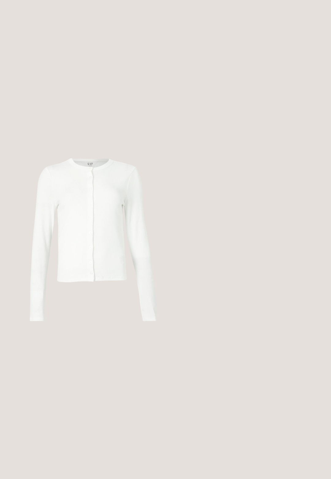 Cardigan blanc à manches longues, à boutons, avec un col rond, coupe slim et étiquette discrète de la marque GAP à l'intérieur du col.; Haut sans manches, crème, ajusté, avec un décolleté droit et une texture lisse sur un fond neutre.; Pantalon beige à jambes larges avec devant plat et sans fermetures visibles, présenté sur un fond clair uni.; Escarpin en cuir marron foncé à bout pointu avec petit talon incurvé sur fond blanc.; Sac à bandoulière en cuir marron de forme rectangulaire arrondie, rabat asymétrique, fermoir circulaire argenté et deux fines bretelles.; Paire de boucles d'oreilles créoles en bouclettes dorées brillantes sur fond blanc uni, présentant un design torsadé entrelacé.