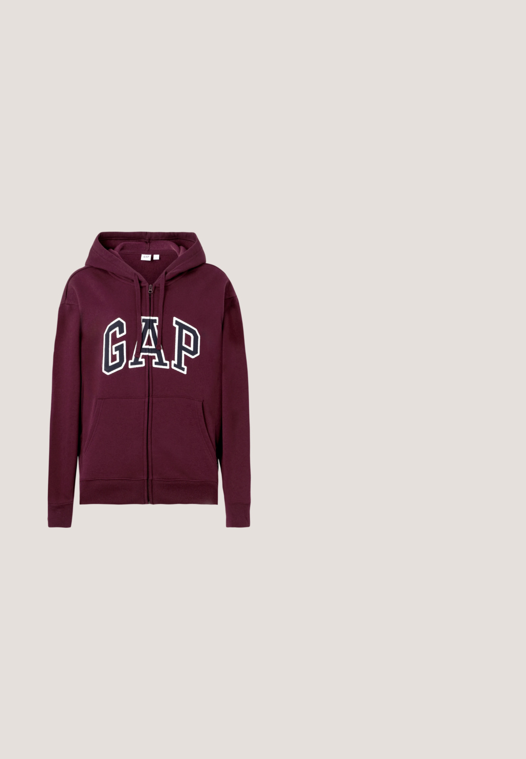 Sweat à capuche zippé bordeaux avec poches avant et logo "GAP" en grandes lettres blanches et bleu marine sur la poitrine, avec une capuche ajustable.; T-shirt violet à manches courtes et col rond avec petit logo GANT brodé sur la poitrine gauche sur fond blanc.; Pantalones de chándal bordeaux en tissu doux avec une taille élastique et un cordon de serrage. Présente des jambes larges et une texture lisse sur l'ensemble.; Baskets en daim marron rouge avec col beige au talon et logos GANT dorés, flottant au-dessus d’un sol en carreaux de bois avec plante verte et mur en béton en arrière-plan.; Petit sac à main rectangulaire bordeaux avec finition texturée, poignée courte et bandoulière amovible sur un fond clair uni.; Boucles d'oreilles créoles en argent avec de petits pendentifs en forme de cœur suspendus sur de courtes chaînes sur un fond clair uni.