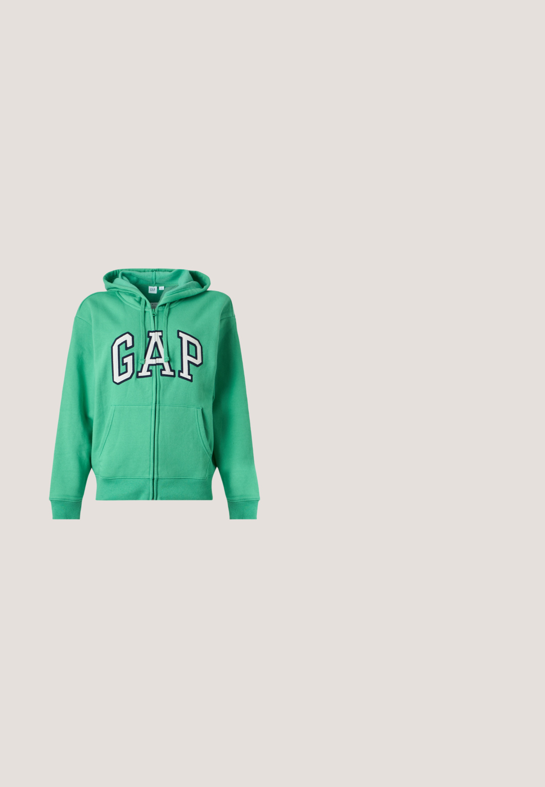 Grøn hættetrøje med lynlås foran og lommer samt "GAP" logo i store hvide bogstaver med sort kant på brystet.; Sort langærmet top med bådudskæring, lavet af ribbet materiale. Har en tætsiddende design og minimalistisk stil, ingen synlig hardware eller mønstre.; Røde joggebukser lavet af blød bomuld, med en elastisk talje med snøre og et lige ben-design. Glat tekstur.; Beige ankelstøvle i glat læder, spidst tåparti, kort blokhæl og en sidelukning med lynlås for nem påtagning.; Rød syntetisk læder skuldertaske med en buet form, slank rem og lynlås lukning. Glat tekstur med synlige syninger.; Sølv ørestikker formet som en sol, med spiralmønstre i midten og stråler, der stråler ud. Glat overflade med metalagtig glans.