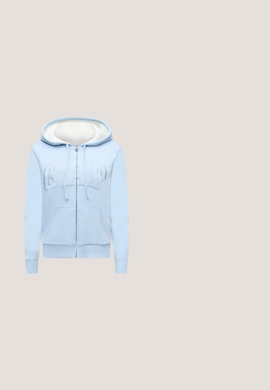 Sudadera azul claro con cremallera, forro de vellón blanco, bolsillos frontales y gran logo "GAP" en el pecho.; Camiseta de algodón de color azul claro con cuello redondo, mangas cortas y detalles de costura visibles en los dobladillos. Diseño simple y sin adornos.; Jeans de pierna ancha en azul claro con cintura alta, botón frontal, presillas para cinturón y un cinturón largo a juego hecho de la misma tela.; Zapatillas deportivas azules con parte superior de ante y malla, acentos blancos, cordones planos y suelas de goma, combinadas con calcetines blancos de canalé.; Bolso acolchado azul claro con dos asas, detalles en negro y una correa de hombro desmontable con la marca, sobre un fondo liso.; Dos pares de pendientes de aro de plata con una textura ligeramente martillada sobre un fondo blanco.