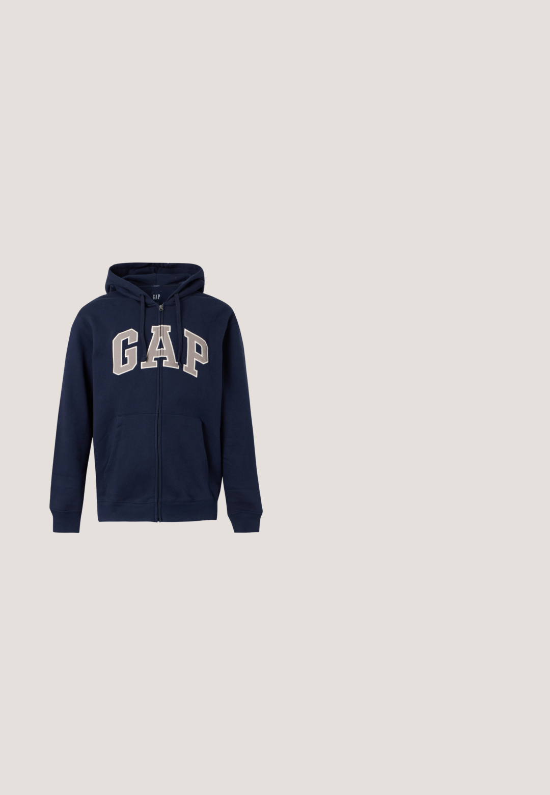 Donkerblauwe zip-up hoodie met zakken aan de voorkant, verstelbare capuchon en grote beige letters "GAP" over de borst.; Marine gewatteerde vest met hoge kraag, ritssluiting aan de voorkant en zijzakken. Bevat een gouden logo patch op de borst en een geribde zoom voor een aansluitende pasvorm.; Witte katoenen blouse met lange mouwen, voorzien van een ronde halslijn en een klein donkerblauw "M OP" logo op de linker borst. Glad van textuur.; Zwarte denim jeans met rechte snit, vijf-pocket ontwerp en een knoopsluiting aan de voorkant. Glad textuur met subtiele stikseldetails.; Witte leren sneakers met een laag ontwerp, marineblauwe stoffen accenten op de kraag en een lichtroze suède hieltab. Rubberen zool.; Zwarte schoudertas van gestructureerd nylon met een voorflap, verstelbare band en een klein logo accent. Beschikt over twee met rits sluitbare compartimenten.